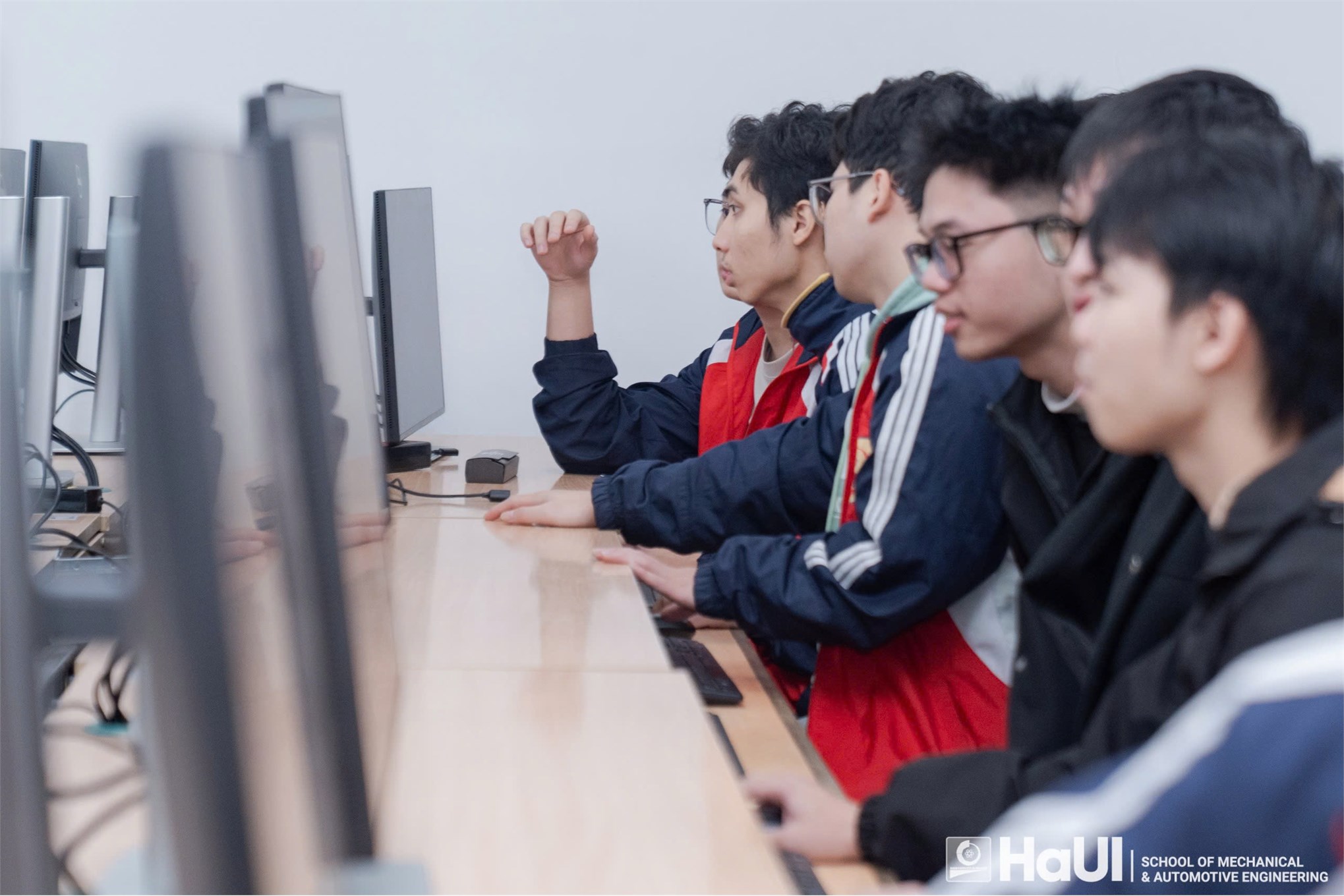 Đội thi SMAE3-HaUI vô địch cuộc thi “VEX-U ROBOTIC NĂM 2025” cấp Đại học Công nghiệp Hà Nội, là đại diện chính thức tham gia vòng Quốc gia được tổ chức tại Thái Lan