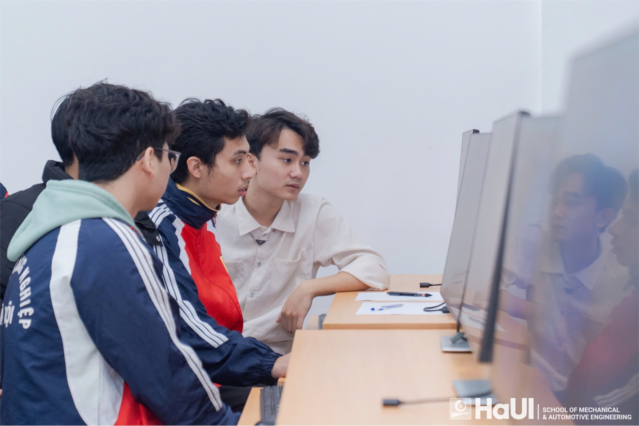 Đội thi SMAE3-HaUI vô địch cuộc thi “VEX-U ROBOTIC NĂM 2025” cấp Đại học Công nghiệp Hà Nội, là đại diện chính thức tham gia vòng Quốc gia được tổ chức tại Thái Lan