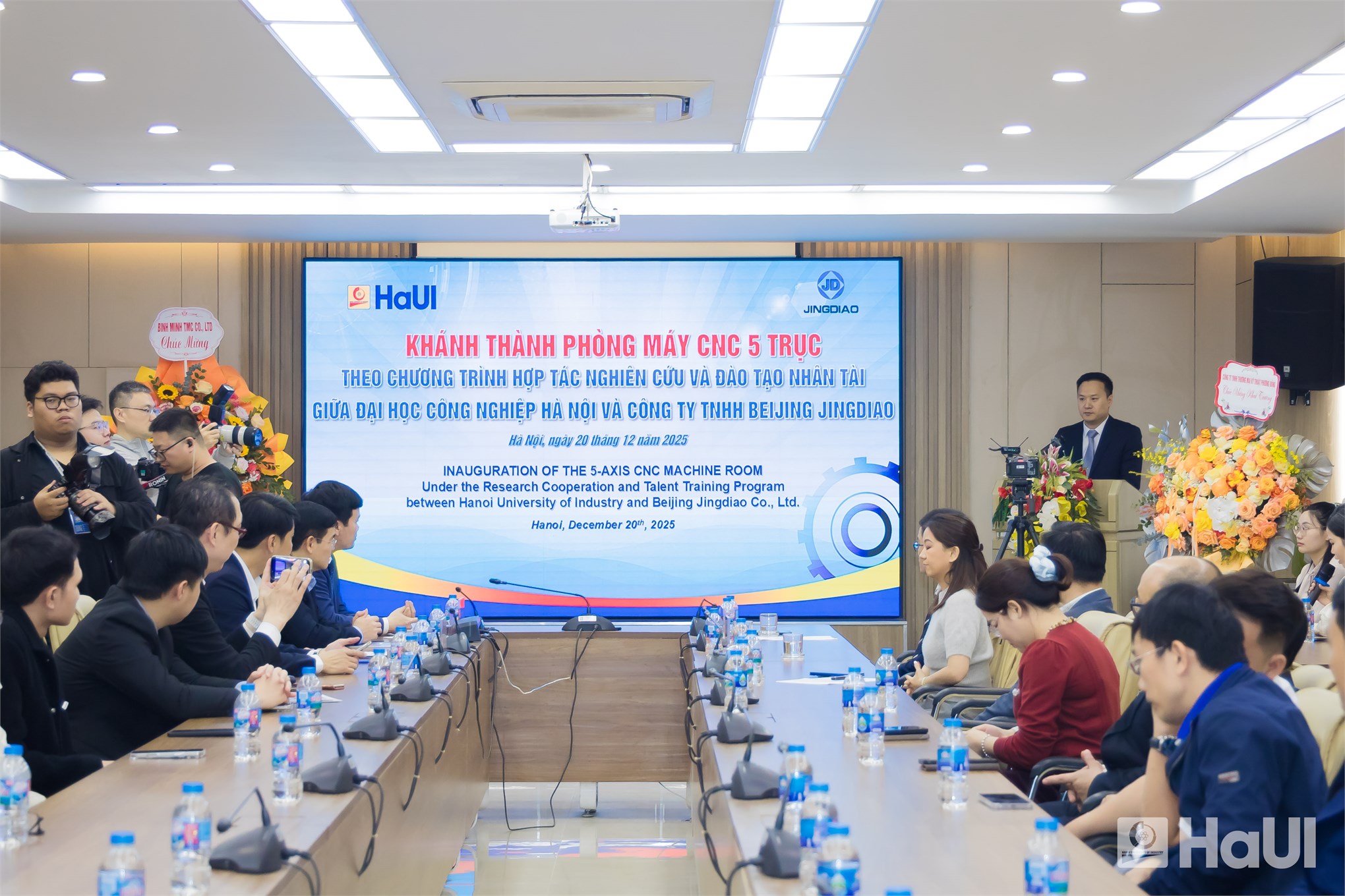 Đưa công nghệ sản xuất tiên tiến vào đào tạo: Đại học Công nghiệp Hà Nội khánh thành phòng CNC 5 trục