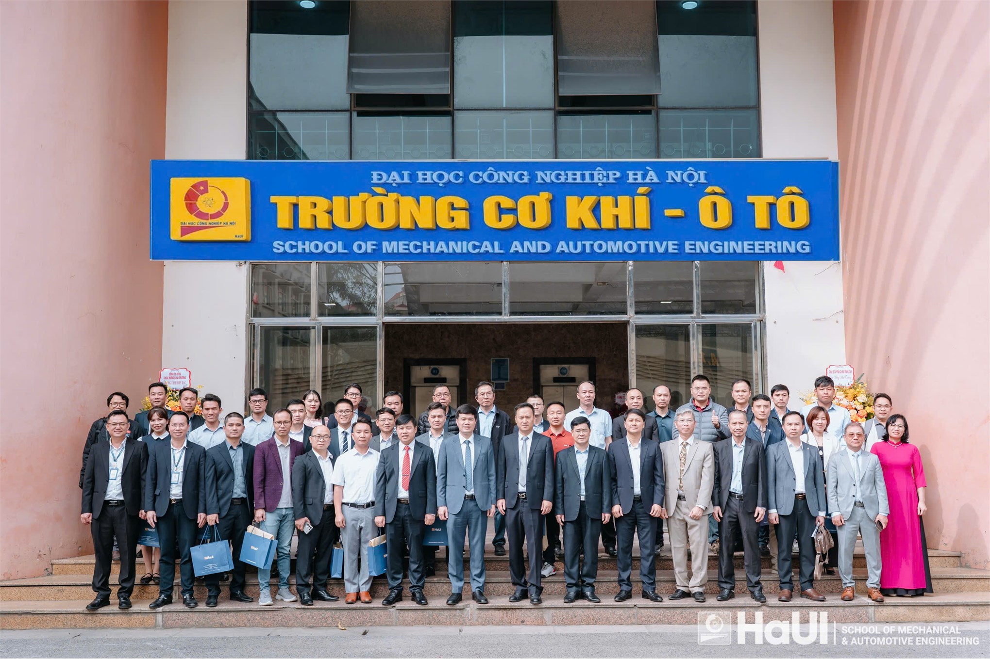 Đưa công nghệ sản xuất tiên tiến vào đào tạo: Đại học Công nghiệp Hà Nội khánh thành phòng CNC 5 trục