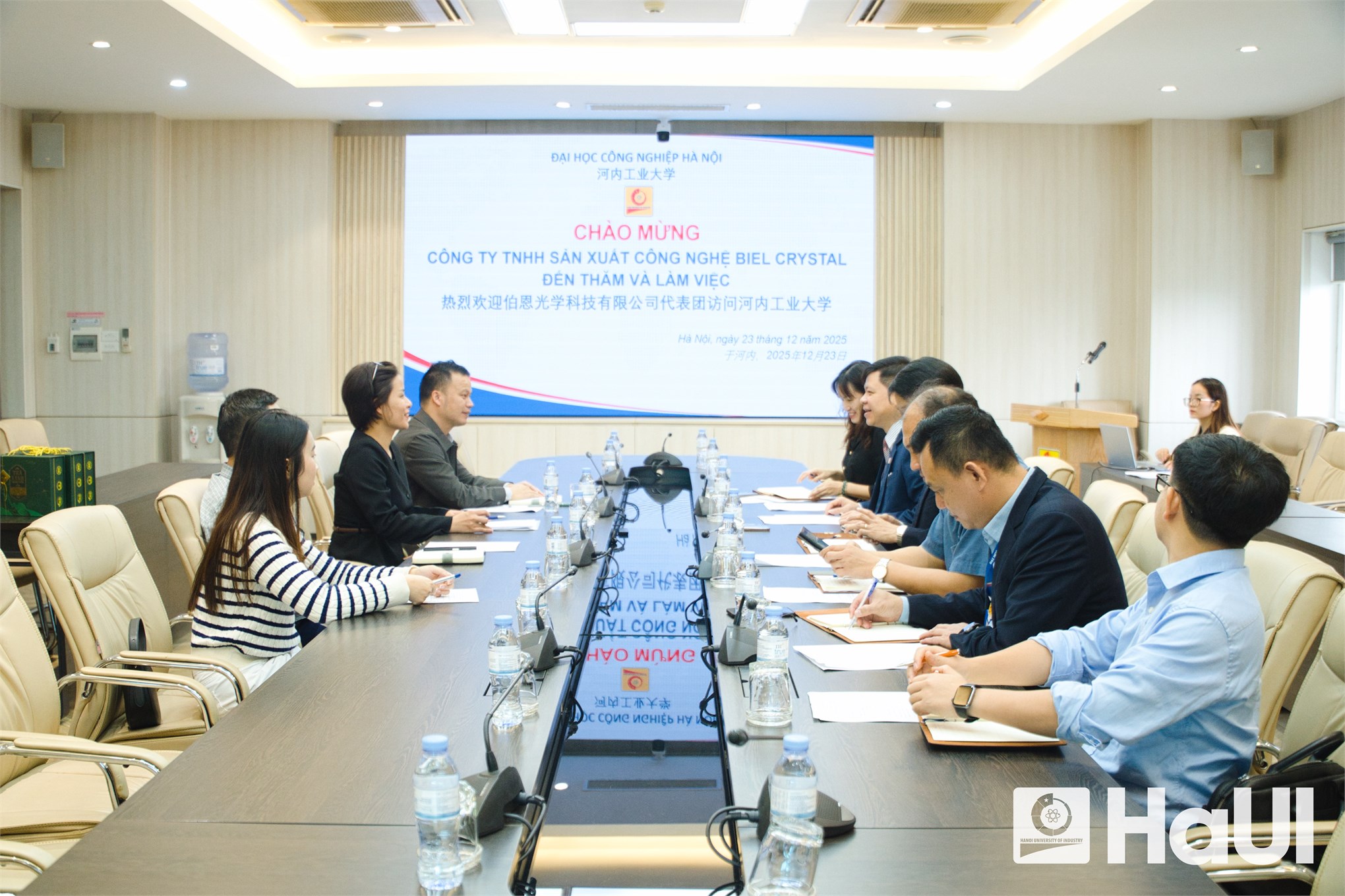 Đại học Công nghiệp Hà Nội làm việc với `Gã khổng lồ` công nghệ quang học Biel Crystal