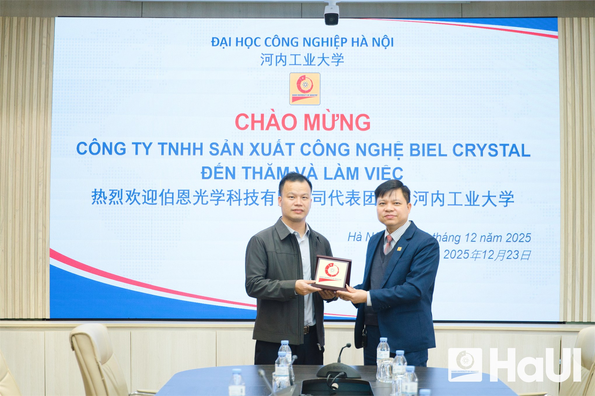 Đại học Công nghiệp Hà Nội làm việc với `Gã khổng lồ` công nghệ quang học Biel Crystal