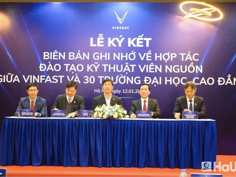 HaUI và VinFast hợp tác chuyển giao công nghệ: Trường Cơ khí - Ô tô chuẩn bị tiếp nhận xe điện VF7 và VF9 cho đào tạo, nghiên cứu khoa học