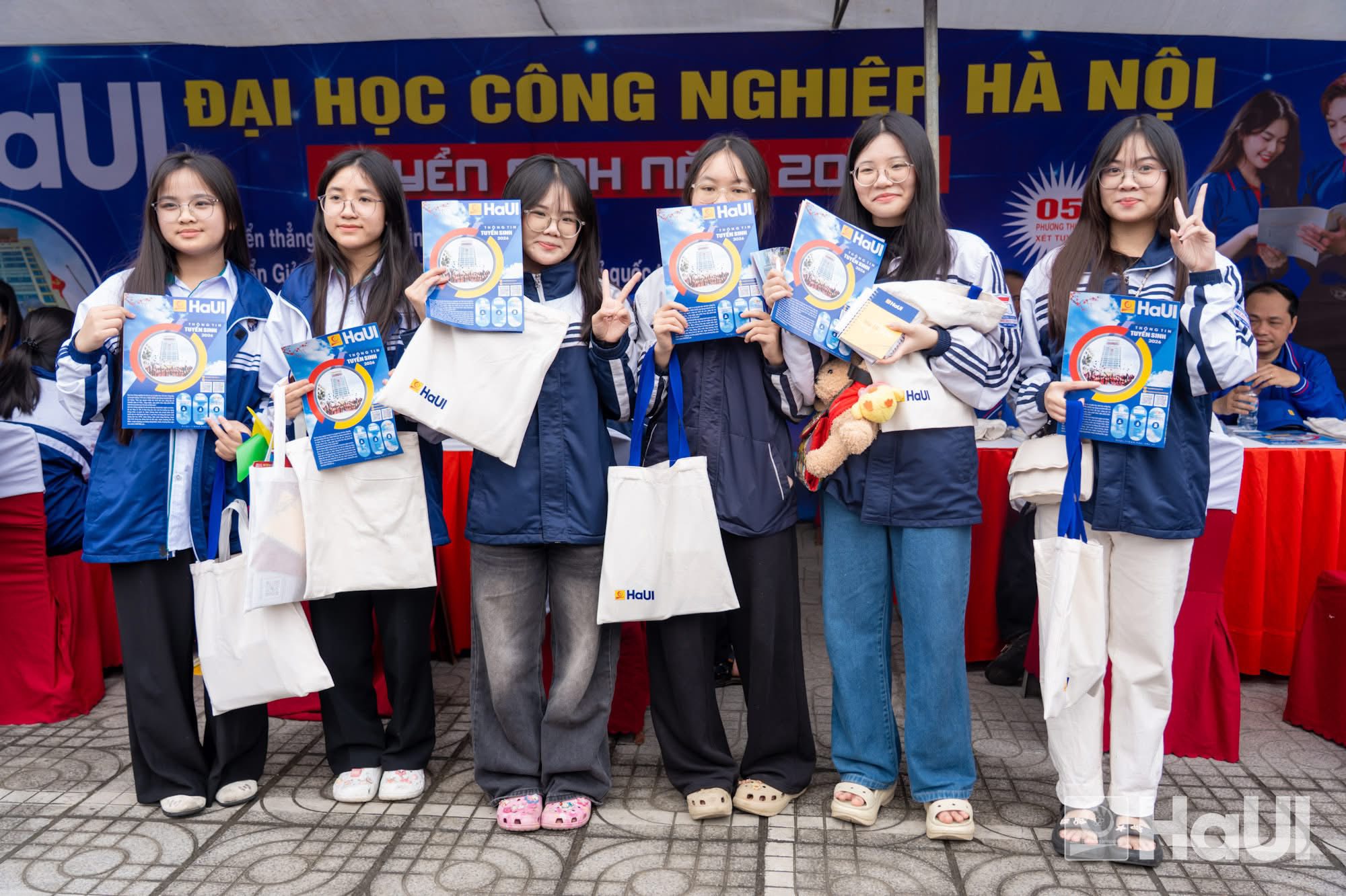 Trường Cơ khí – Ô tô, HaUI đồng hành cùng học sinh tại Nghệ An và Thanh Hóa trong Chương trình tư vấn tuyển sinh 2026