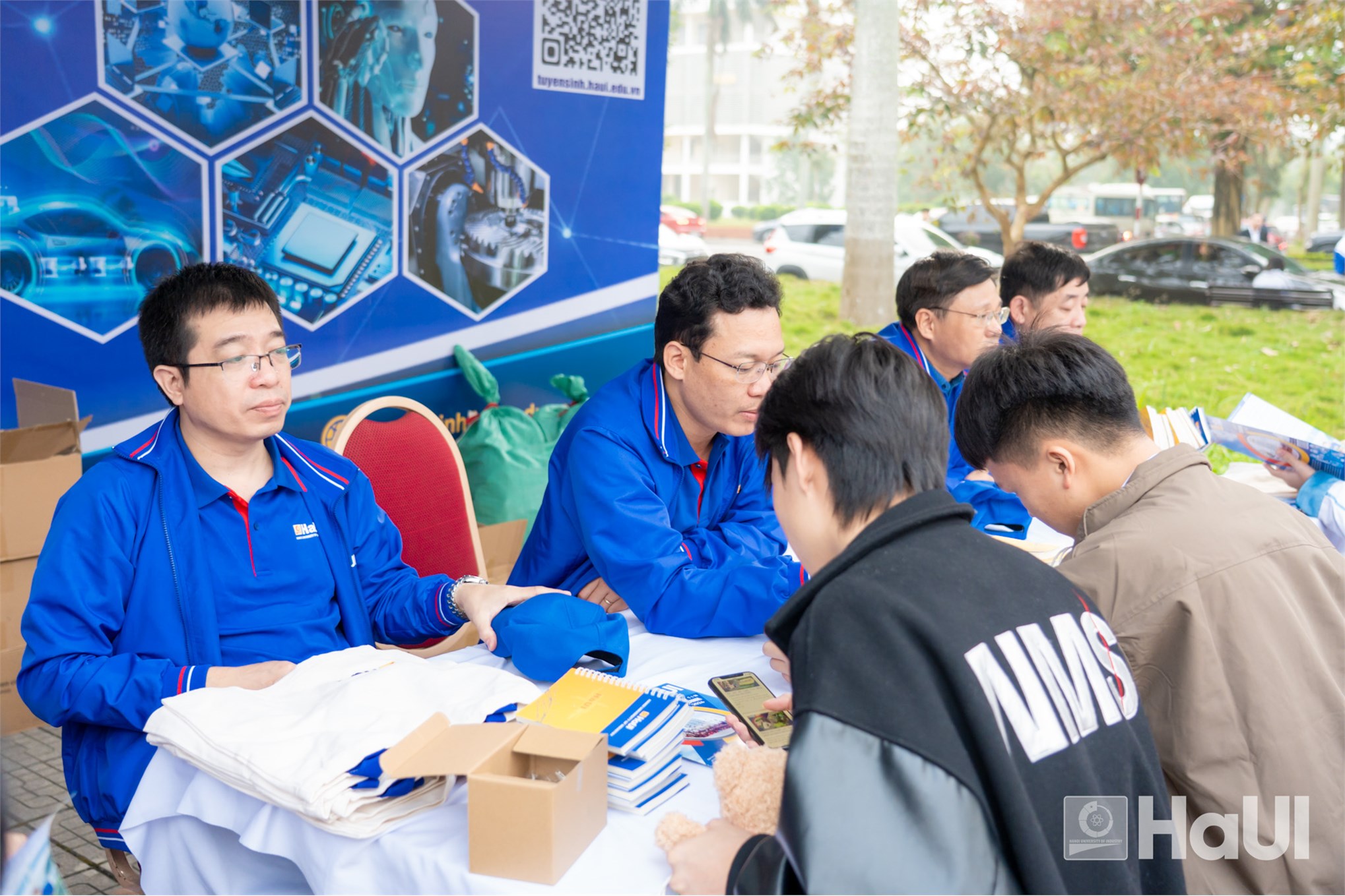 Trường Cơ khí – Ô tô, HaUI đồng hành cùng học sinh tại Nghệ An và Thanh Hóa trong Chương trình tư vấn tuyển sinh 2026