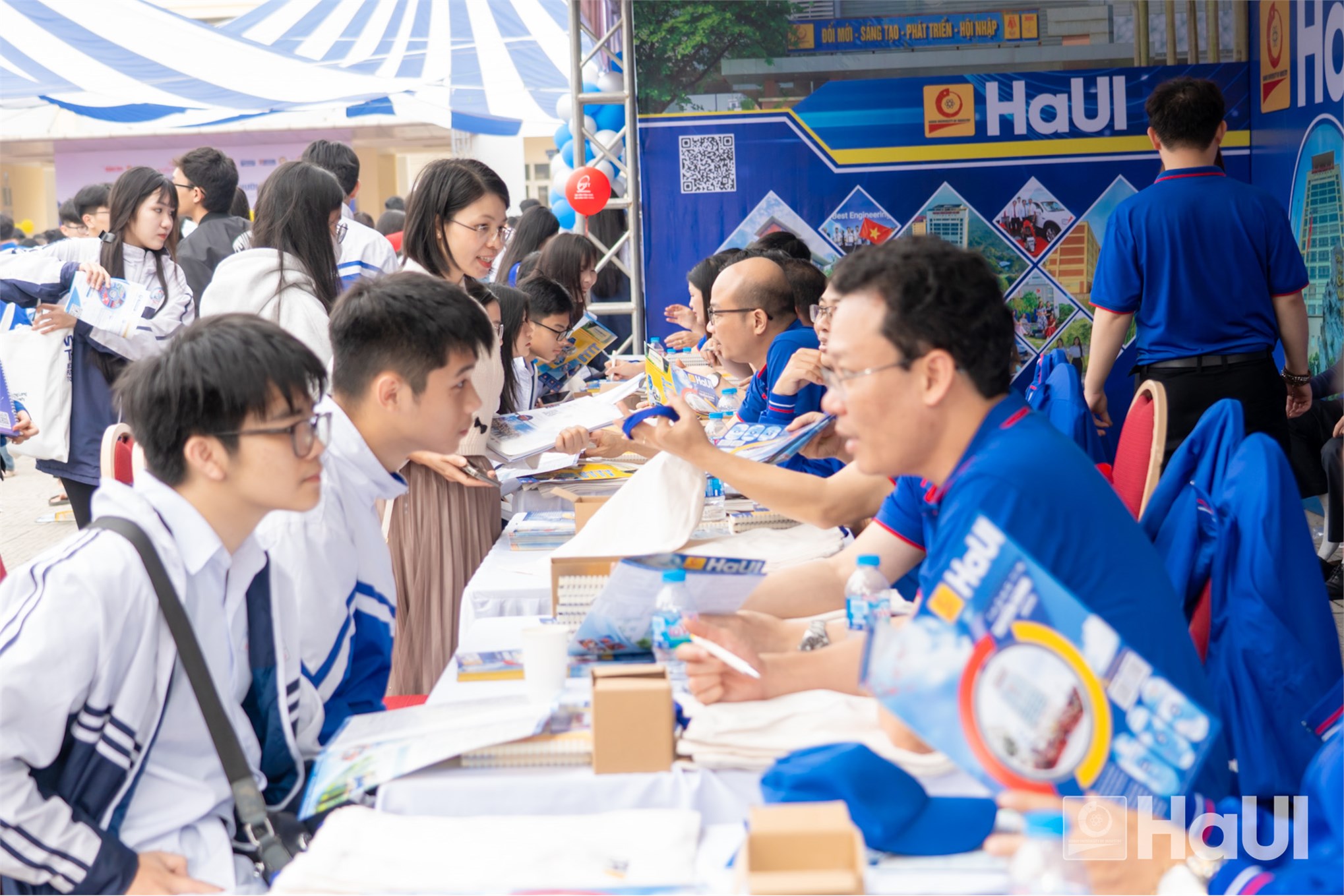 Trường Cơ khí – Ô tô, HaUI đồng hành cùng học sinh tại Nghệ An và Thanh Hóa trong Chương trình tư vấn tuyển sinh 2026