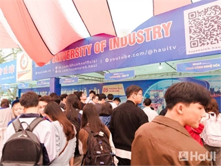 Candidates at the Admissions Consultation - Career Orientation Day at Hanoi University of Science and Technology showed particular interest in the engineering and technology programs of the School of Mechanical and Automotive Engineering, HaUI.