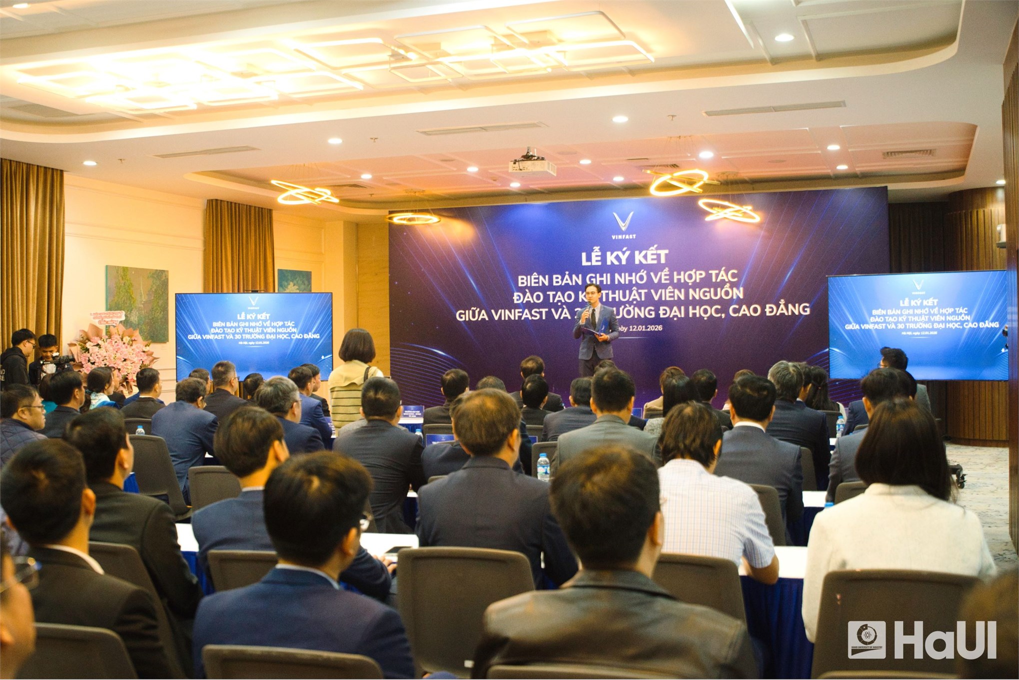 HaUI and VinFast collaborate on technology transfer: School of Mechanical and Automotive Engineering prepares to receive VF7 and VF9 electric vehicles for training and scientific research