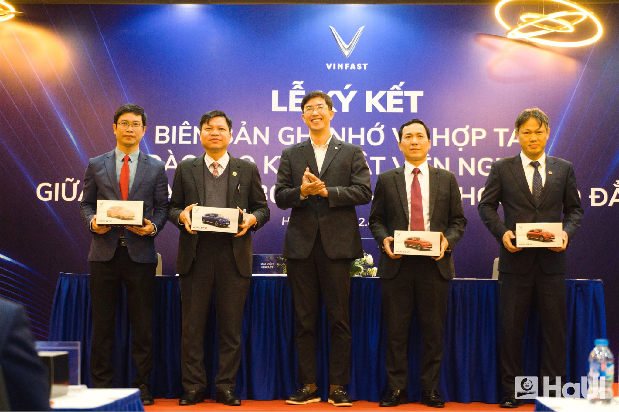 HaUI and VinFast collaborate on technology transfer: School of Mechanical and Automotive Engineering prepares to receive VF7 and VF9 electric vehicles for training and scientific research