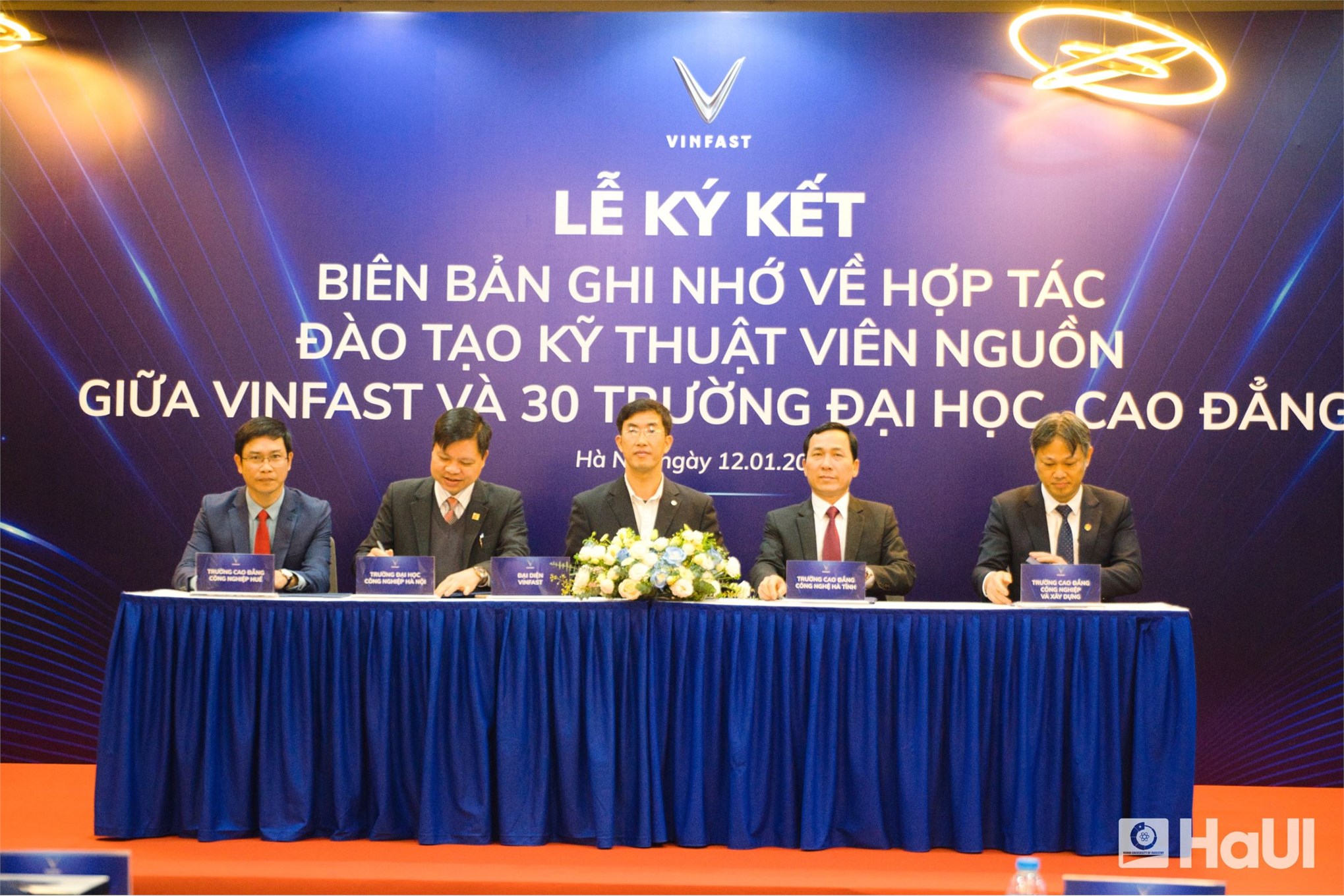 HaUI and VinFast collaborate on technology transfer: School of Mechanical and Automotive Engineering prepares to receive VF7 and VF9 electric vehicles for training and scientific research