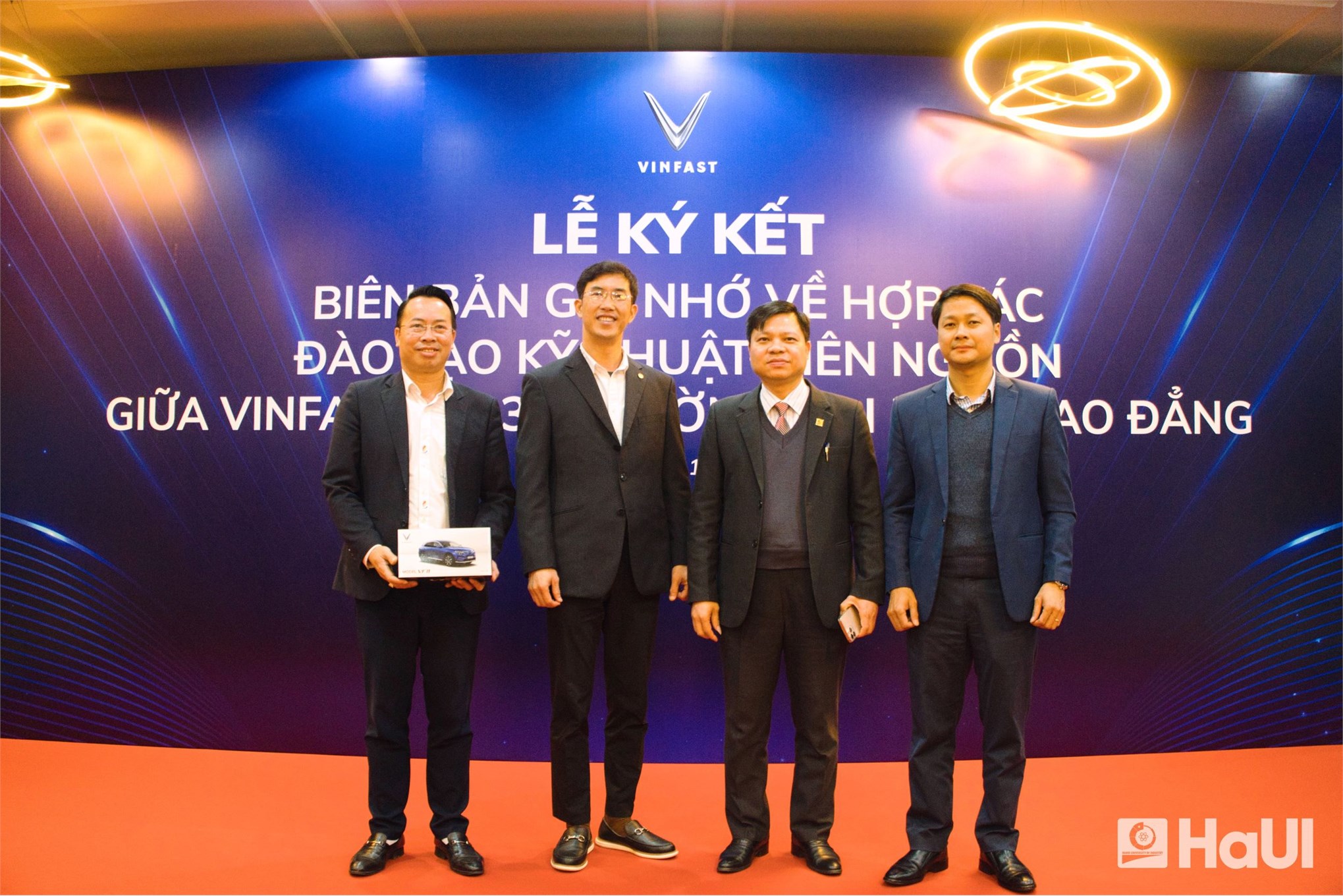 HaUI and VinFast collaborate on technology transfer: School of Mechanical and Automotive Engineering prepares to receive VF7 and VF9 electric vehicles for training and scientific research