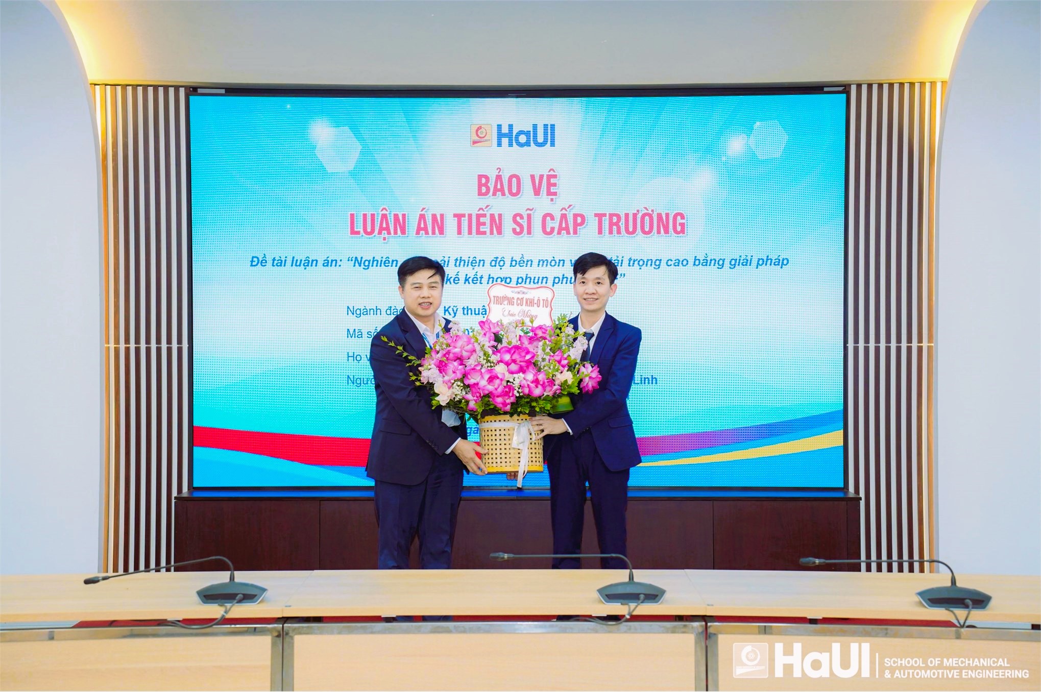 Nghiên cứu sinh Nguyễn Hồng Tiến – Ngành Kỹ thuật Cơ khí bảo vệ thành công Luận án Tiến sĩ