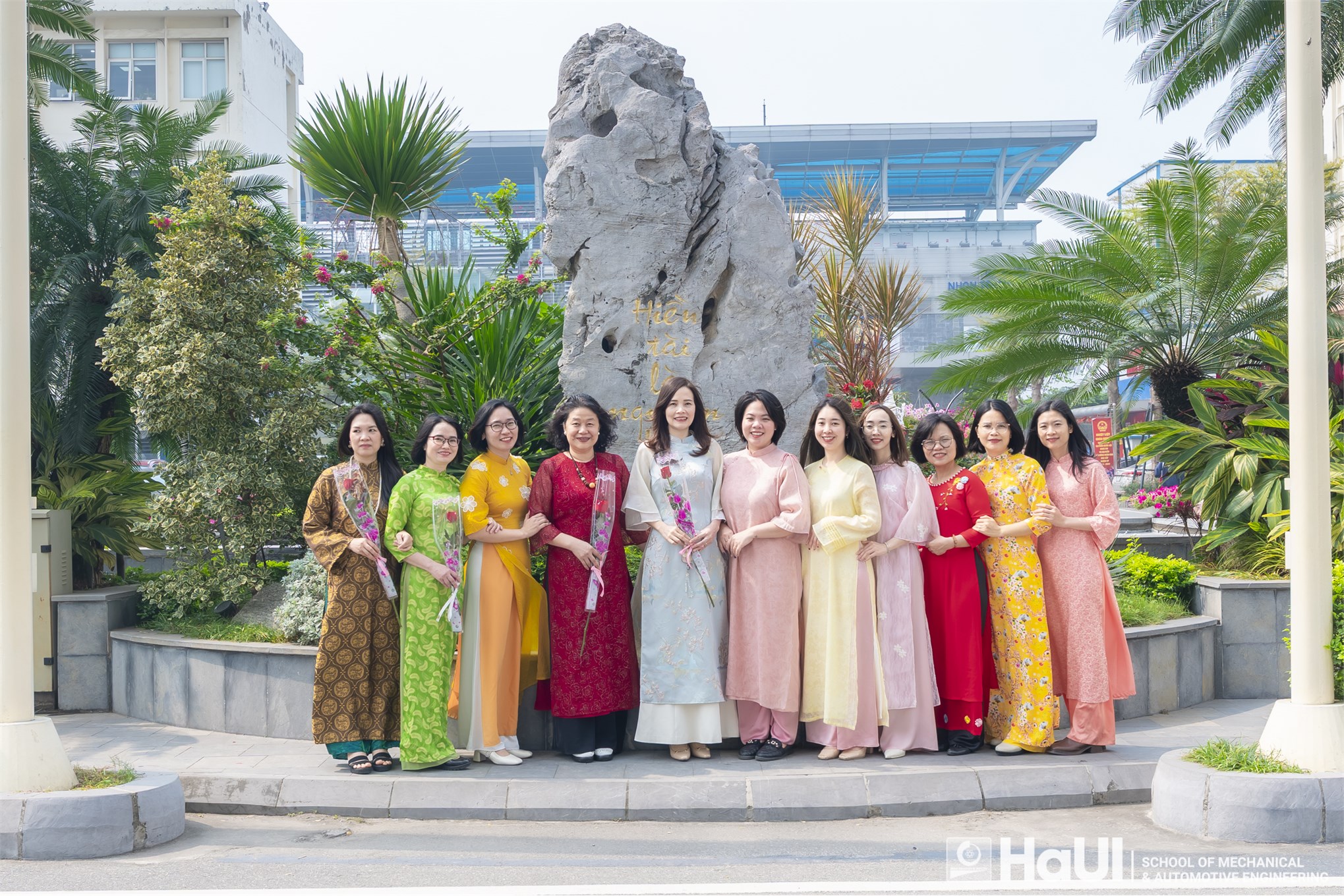 Phái đẹp Trường Cơ khí – Ô tô rạng rỡ, bản lĩnh trong các hoạt động chào mừng 8/3