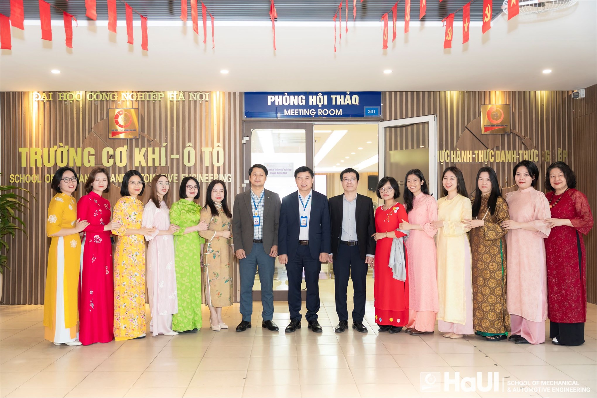 Phái đẹp Trường Cơ khí – Ô tô rạng rỡ, bản lĩnh trong các hoạt động chào mừng 8/3