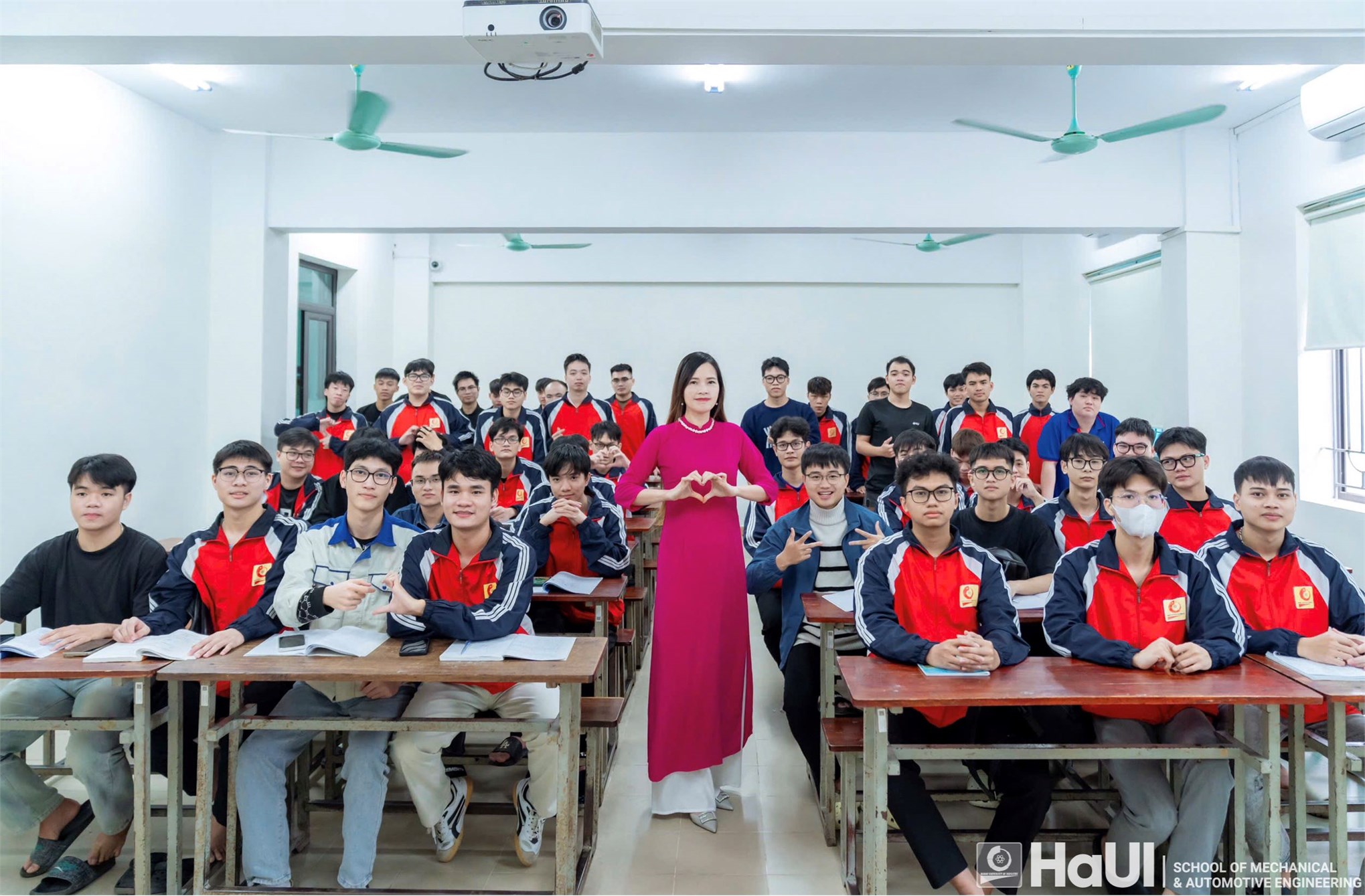 Phái đẹp Trường Cơ khí – Ô tô rạng rỡ trong các hoạt động chào mừng 8/3