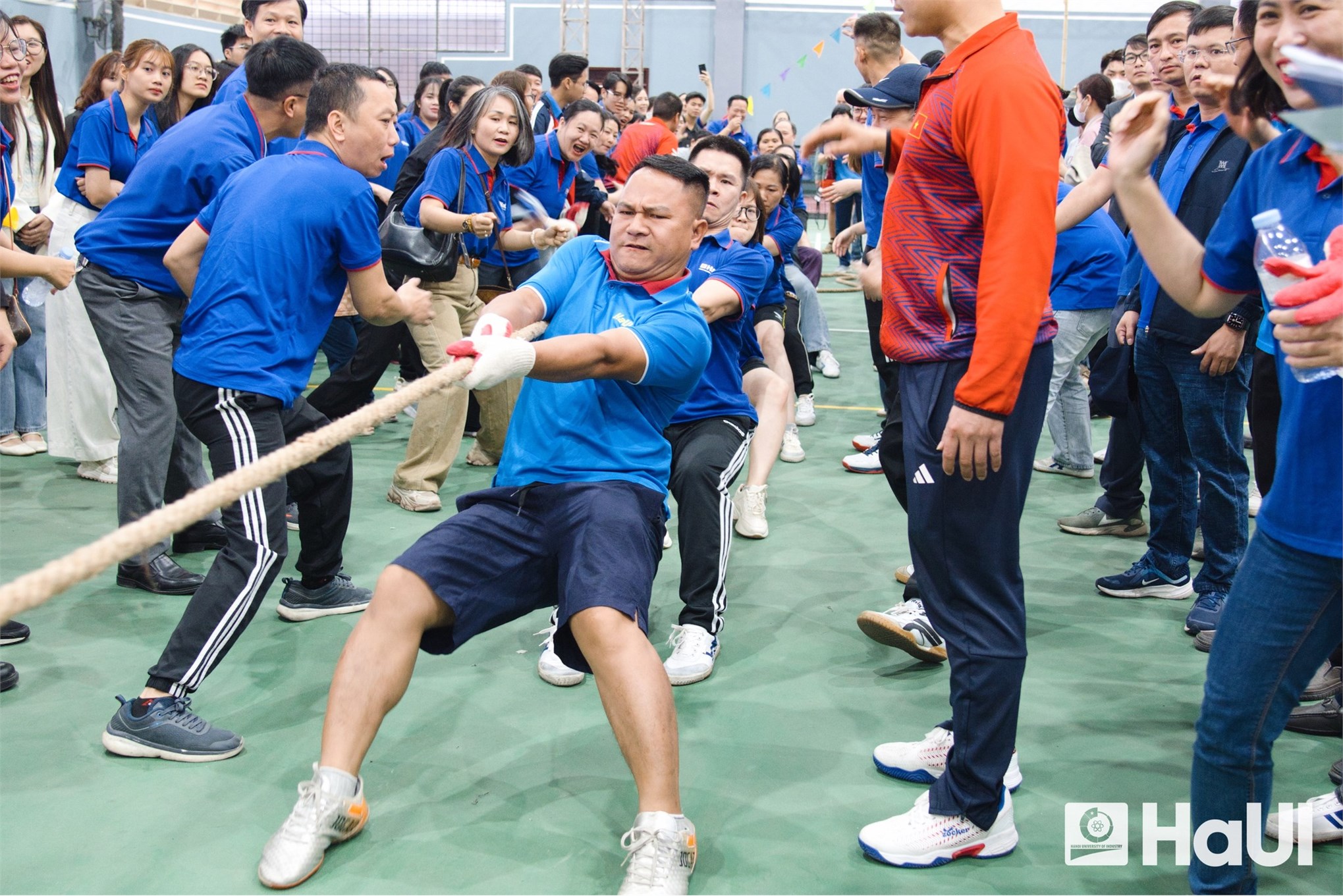 Phái đẹp Trường Cơ khí – Ô tô rạng rỡ trong các hoạt động chào mừng Ngày Quốc tế phụ nữ 8/3