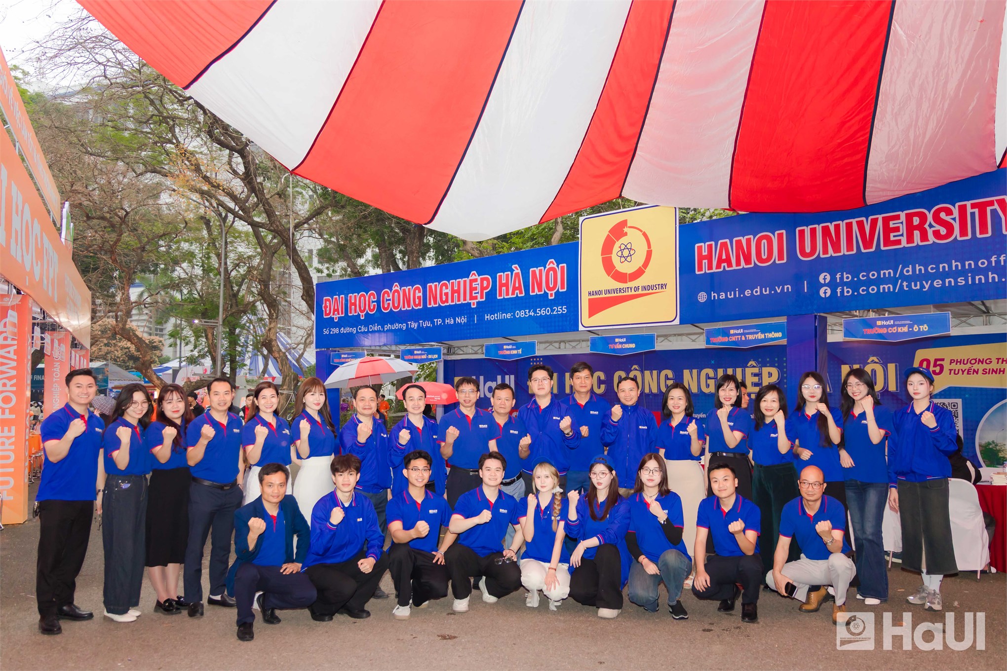 Thí sinh tại Ngày hội tư vấn tuyển sinh – hướng nghiệp Đại học Bách khoa Hà Nội đặc biệt quan tâm đến khối ngành công nghệ kỹ thuật của Trường Cơ khí – Ô tô, HaUI