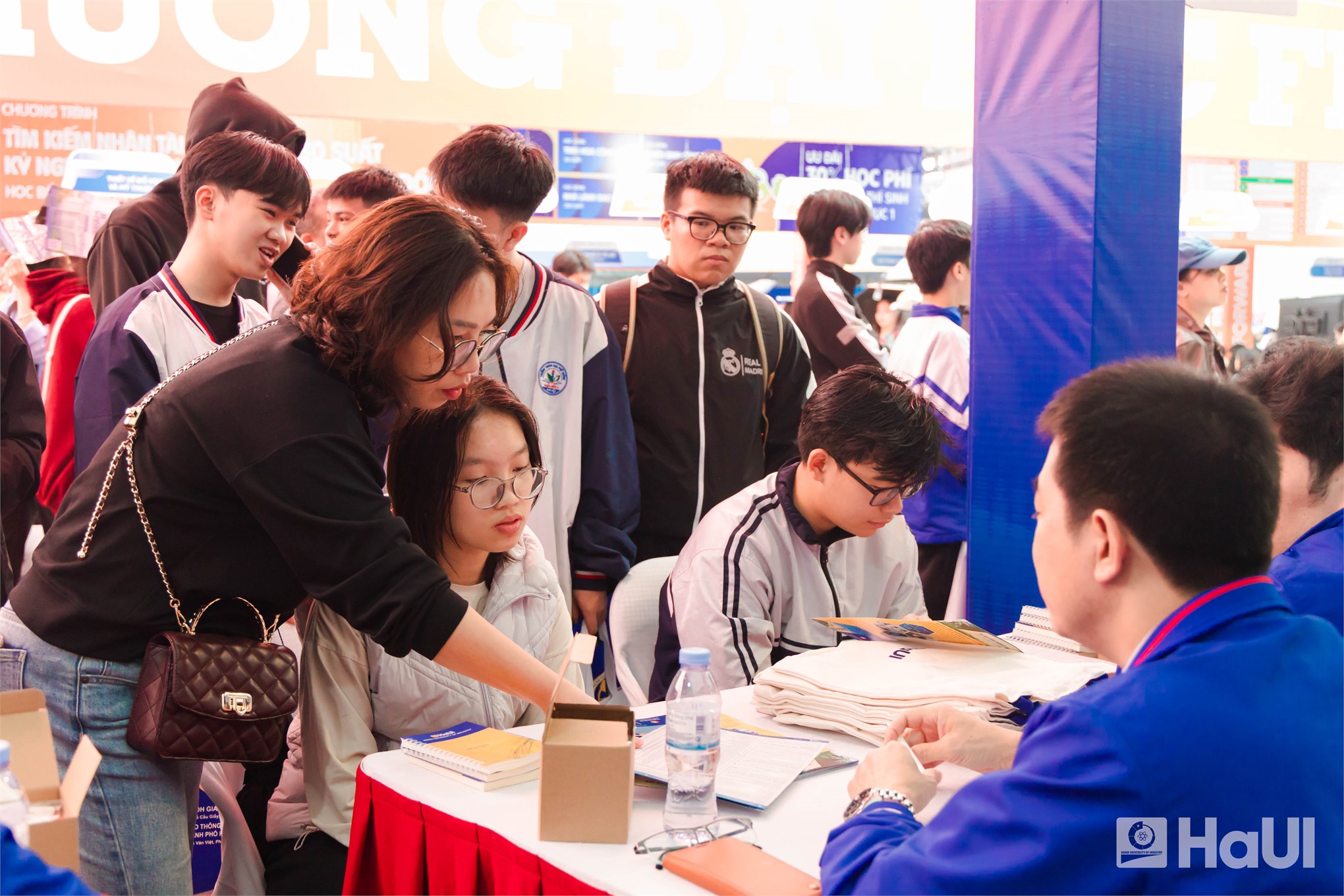 Thí sinh tại Ngày hội tư vấn tuyển sinh – hướng nghiệp Đại học Bách khoa Hà Nội đặc biệt quan tâm đến khối ngành công nghệ kỹ thuật của Trường Cơ khí – Ô tô, HaUI