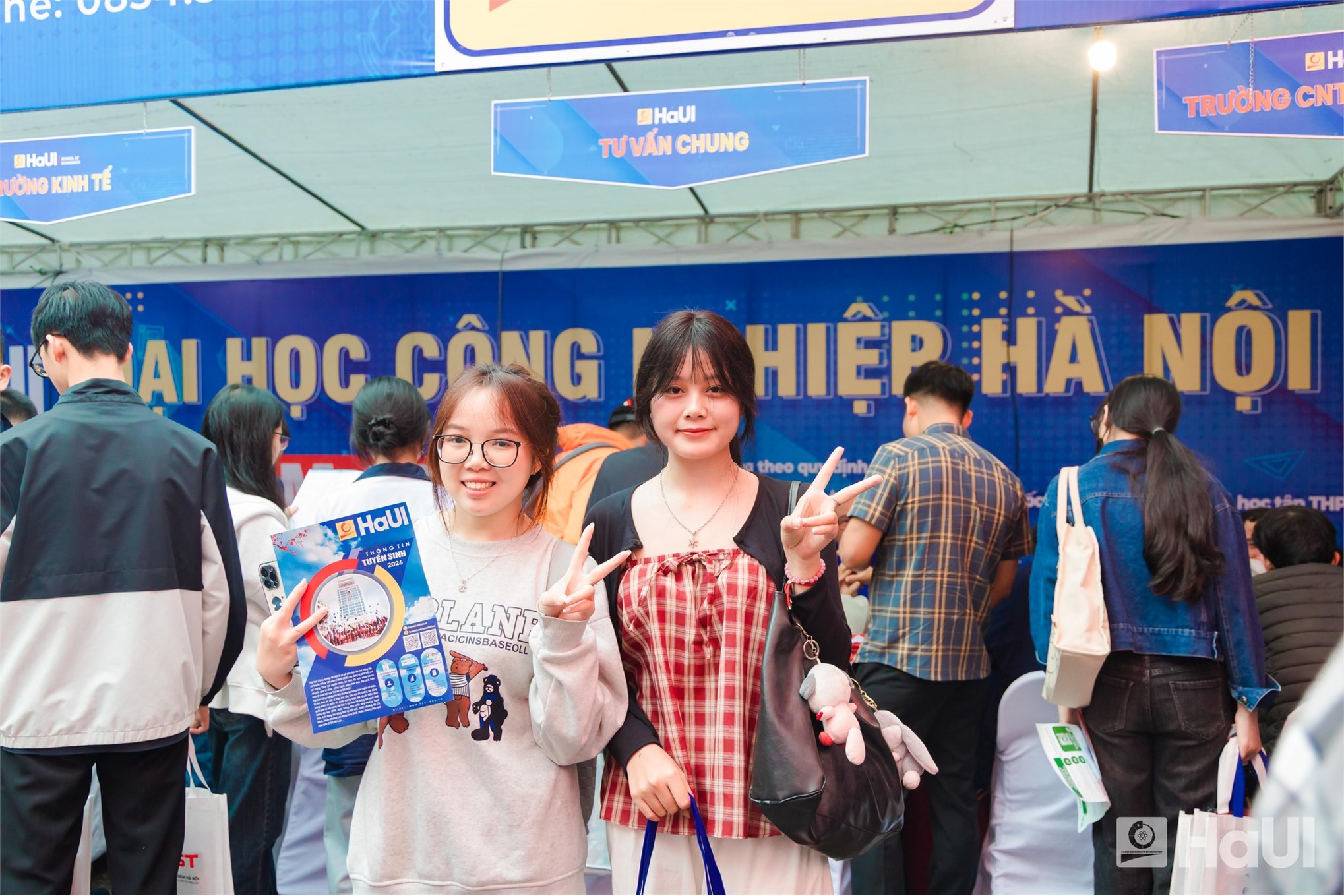 Thí sinh tại Ngày hội tư vấn tuyển sinh – hướng nghiệp Đại học Bách khoa Hà Nội đặc biệt quan tâm đến khối ngành công nghệ kỹ thuật của Trường Cơ khí – Ô tô, HaUI