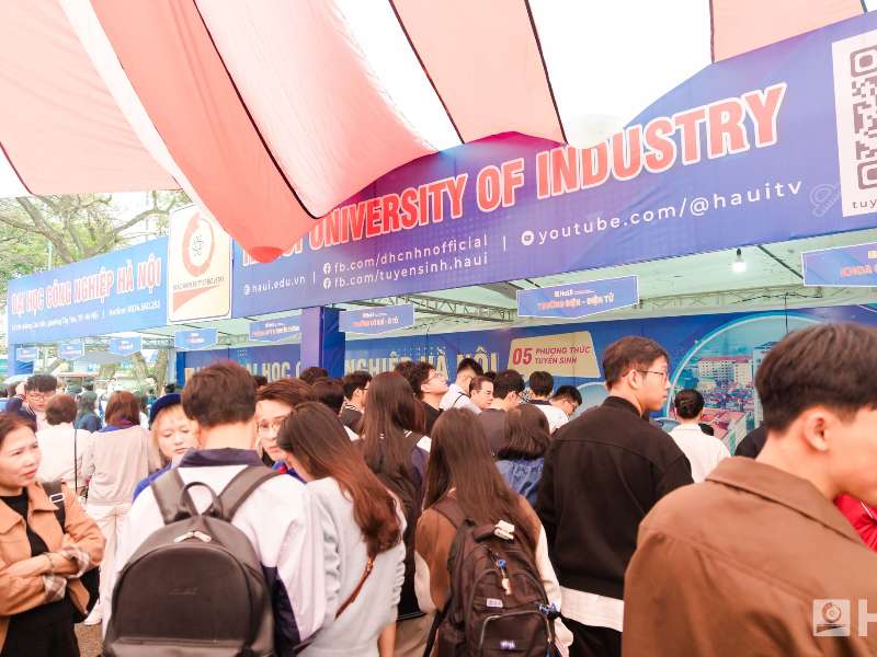 Thí sinh tại Ngày hội tư vấn tuyển sinh – hướng nghiệp Đại học Bách khoa Hà Nội đặc biệt quan tâm đến khối ngành công nghệ kỹ thuật của Trường Cơ khí – Ô tô, HaUI