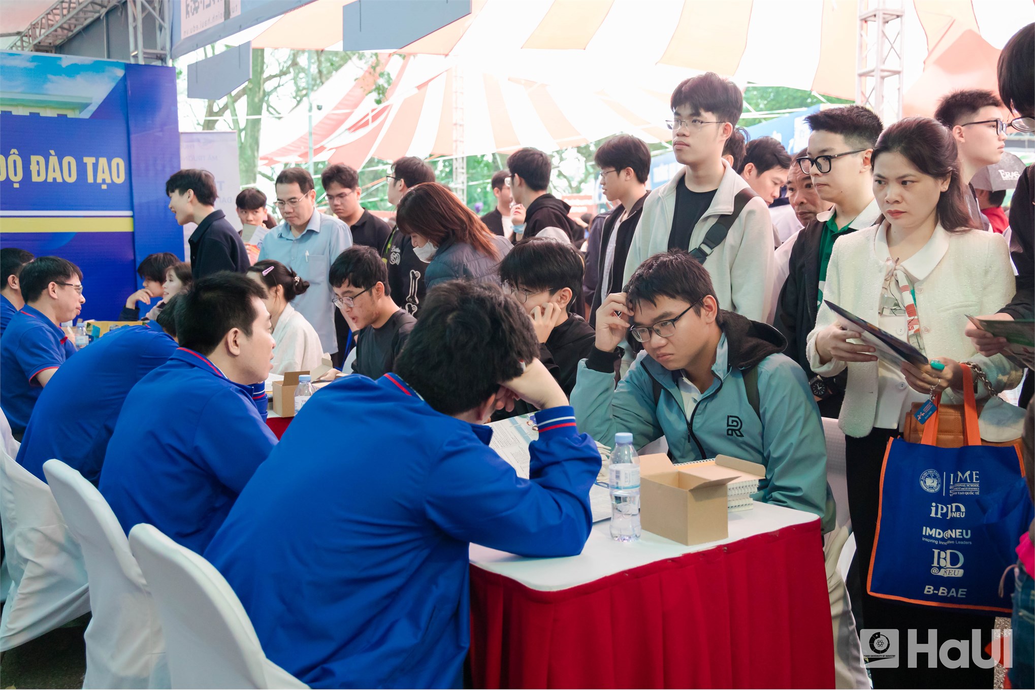 Candidates at the Admissions Consultation - Career Orientation Day at Hanoi University of Science and Technology showed particular interest in the engineering and technology programs of the School of Mechanical and Automotive Engineering, HaUI.