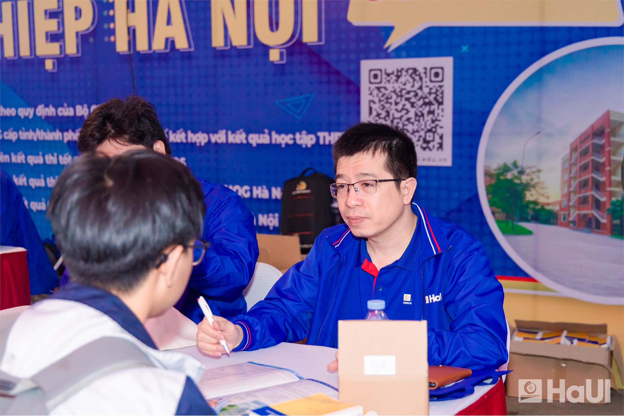 Candidates at the Admissions Consultation - Career Orientation Day at Hanoi University of Science and Technology showed particular interest in the engineering and technology programs of the School of Mechanical and Automotive Engineering, HaUI.