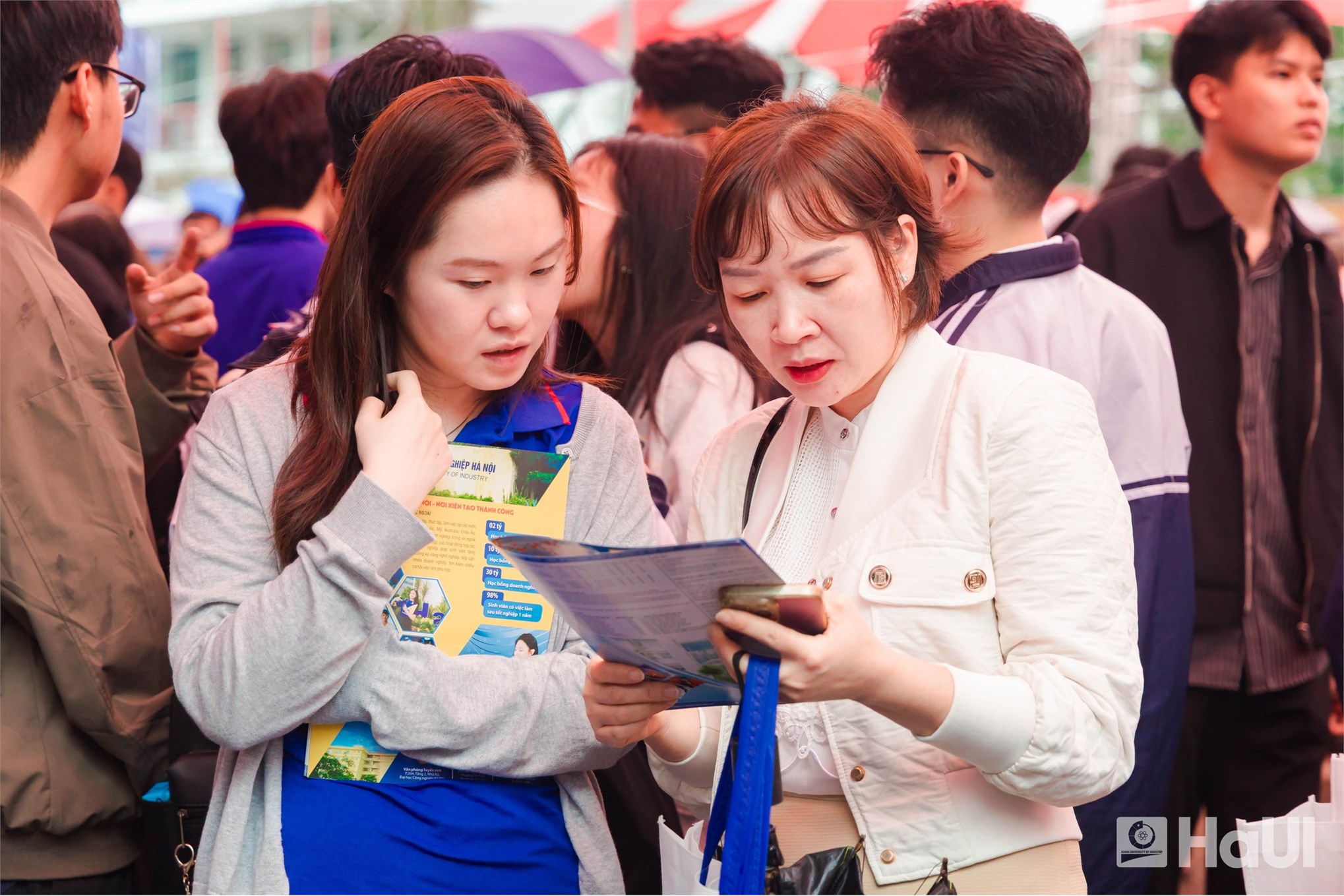 Candidates at the Admissions Consultation - Career Orientation Day at Hanoi University of Science and Technology showed particular interest in the engineering and technology programs of the School of Mechanical and Automotive Engineering, HaUI.