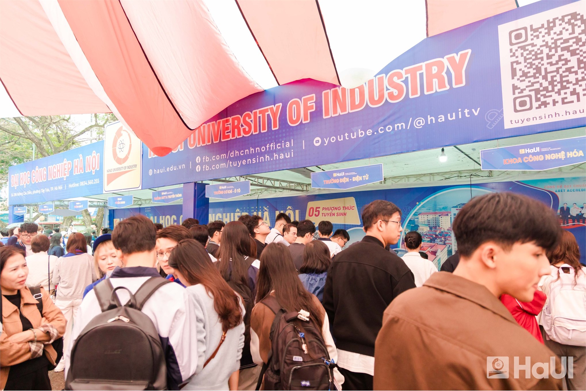 Candidates at the Admissions Consultation - Career Orientation Day at Hanoi University of Science and Technology showed particular interest in the engineering and technology programs of the School of Mechanical and Automotive Engineering, HaUI.