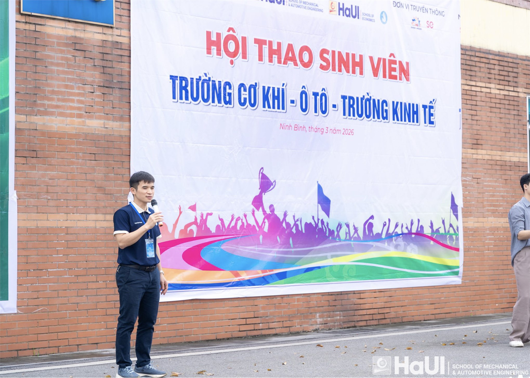 Bùng nổ tại hội thao sinh viên Trường Cơ khí – Ô tô và Trường Kinh tế tại cơ sở Ninh Bình với chuỗi hoạt động chào mừng Tháng thanh niên