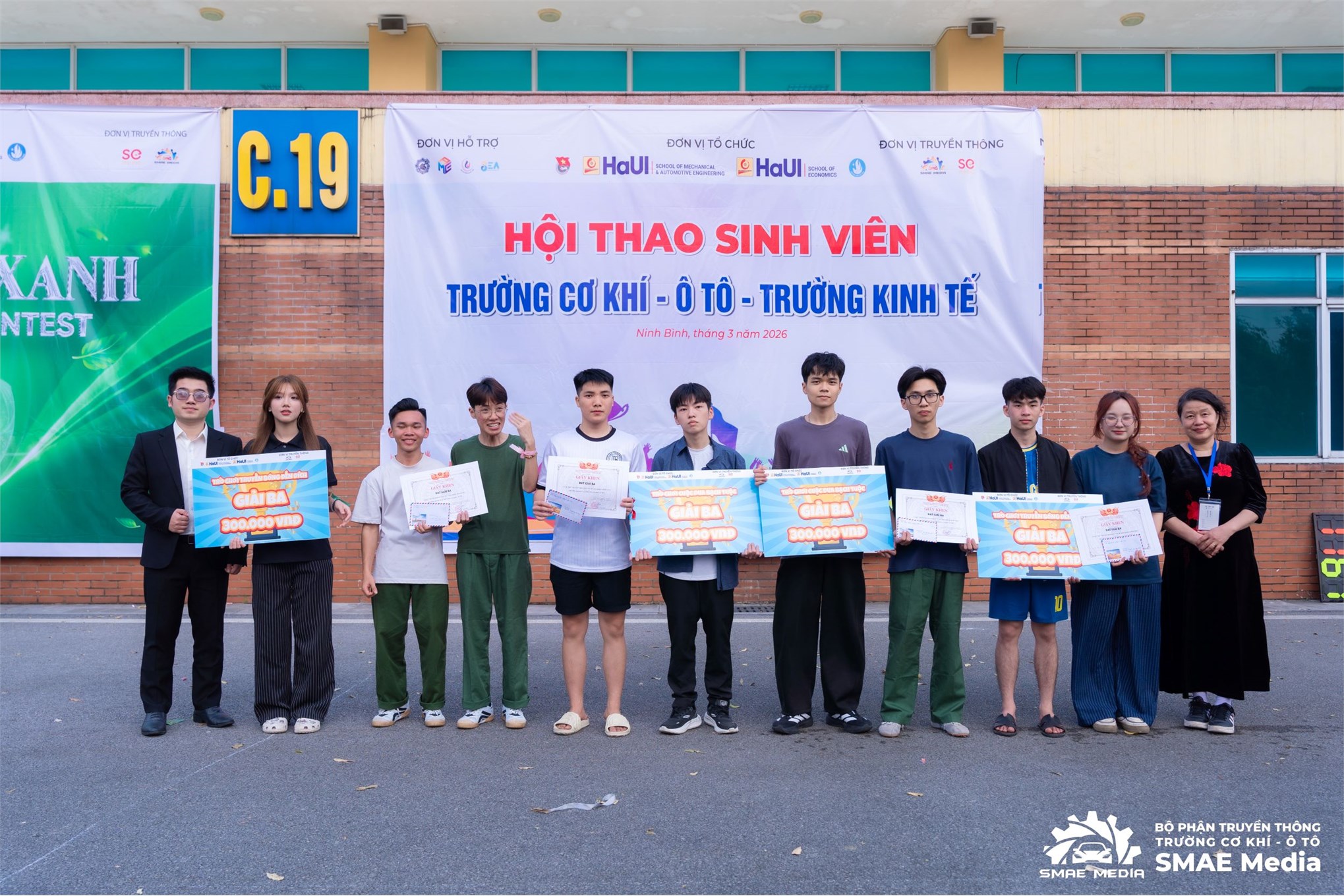 Bùng nổ tại hội thao sinh viên Trường Cơ khí – Ô tô và Trường Kinh tế tại cơ sở Ninh Bình với chuỗi hoạt động chào mừng Tháng thanh niên