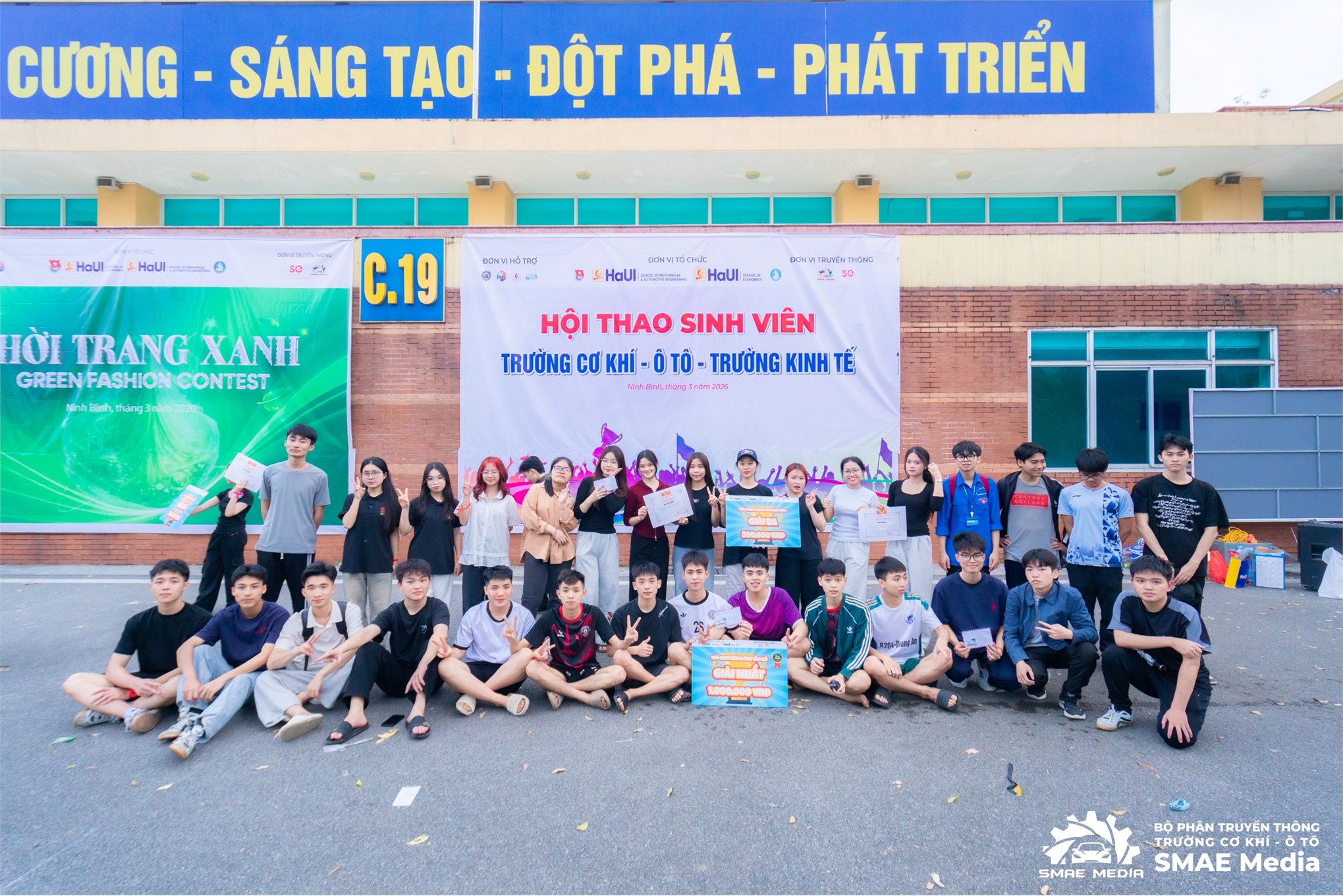 Bùng nổ tại hội thao sinh viên Trường Cơ khí – Ô tô và Trường Kinh tế tại cơ sở Ninh Bình với chuỗi hoạt động chào mừng Tháng thanh niên