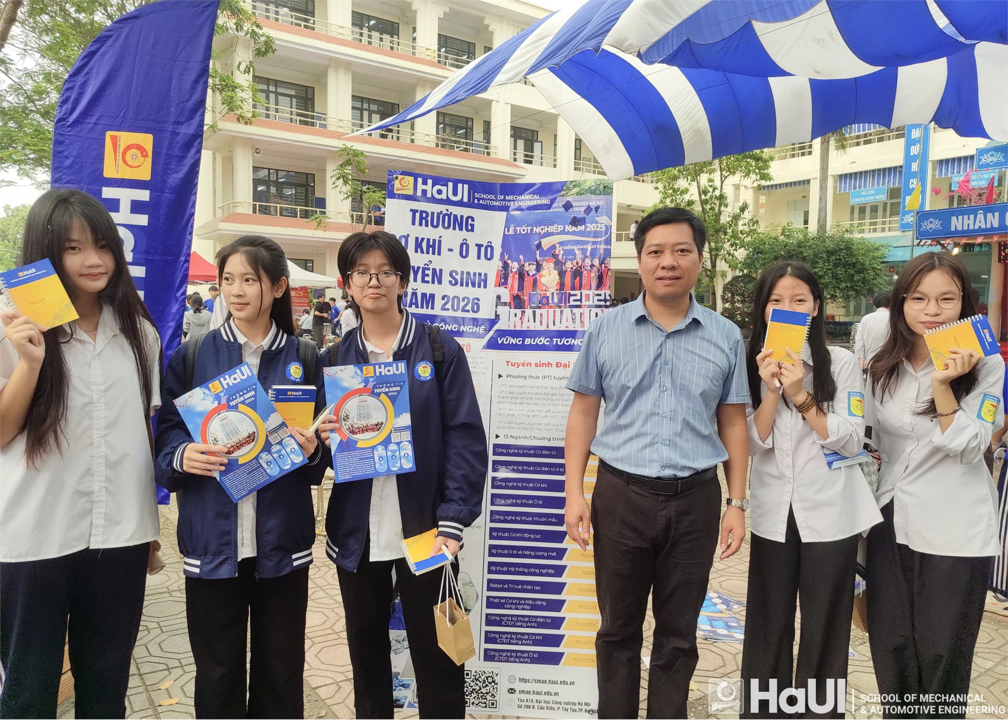 Trường Cơ khí – Ô tô, HaUI tư vấn tuyển sinh chuyên sâu tại THPT Đại Mỗ, định hướng tương lai cùng khối ngành công nghệ, kỹ thuật