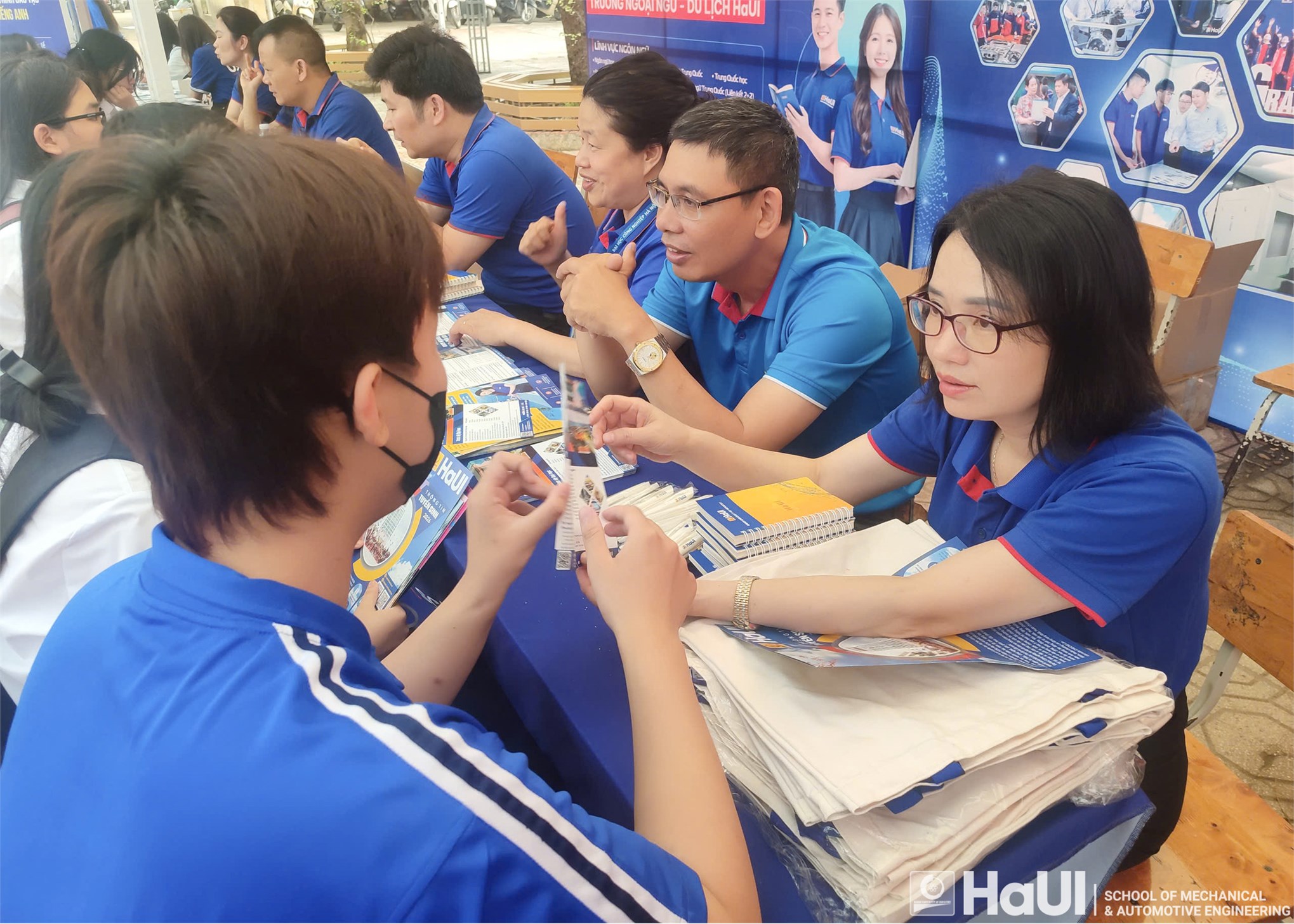 Trường Cơ khí – Ô tô, HaUI tư vấn tuyển sinh chuyên sâu tại THPT Đại Mỗ, định hướng tương lai cùng khối ngành công nghệ, kỹ thuật