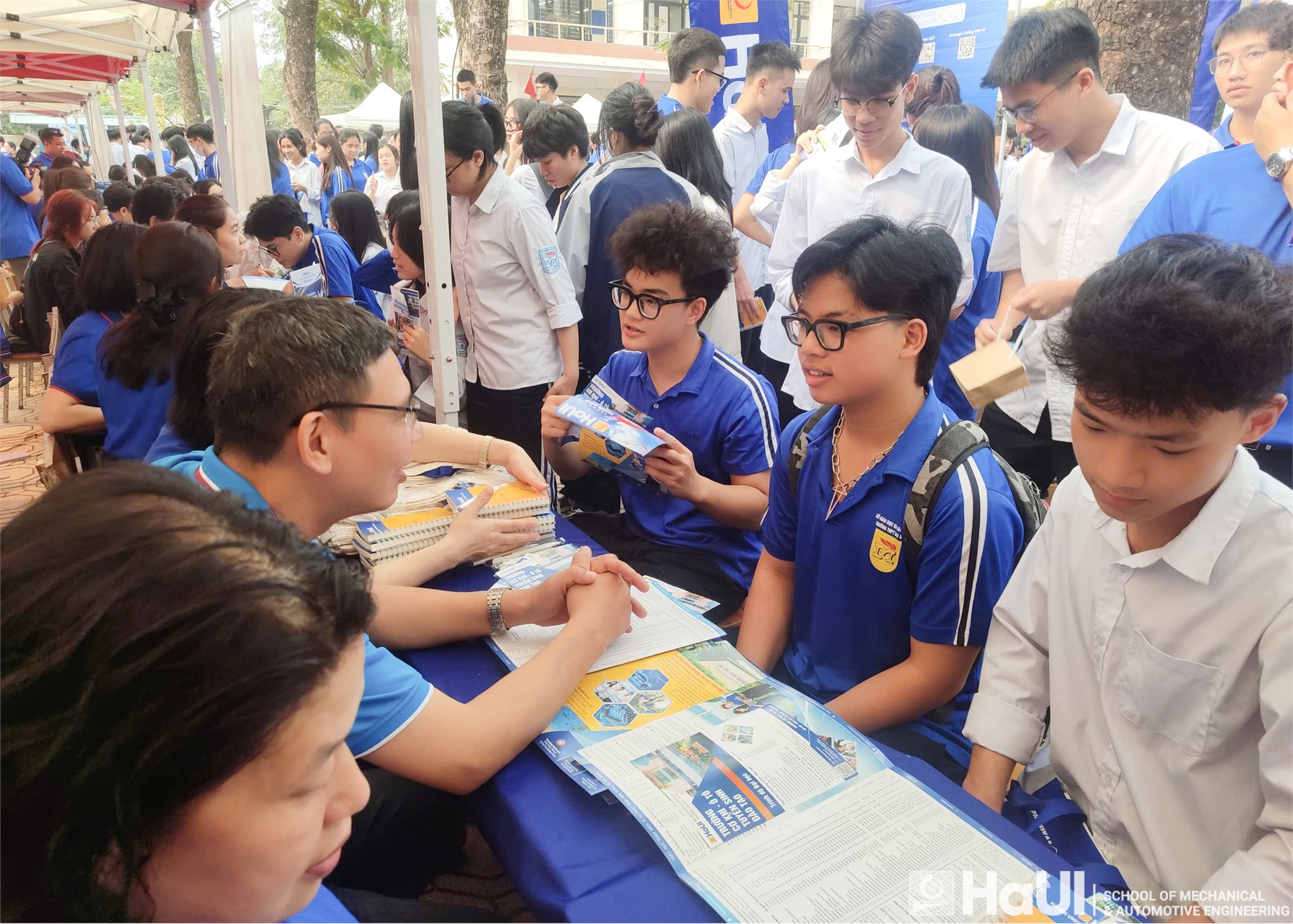 Trường Cơ khí – Ô tô, HaUI tư vấn tuyển sinh chuyên sâu tại THPT Đại Mỗ, định hướng tương lai cùng khối ngành công nghệ, kỹ thuật