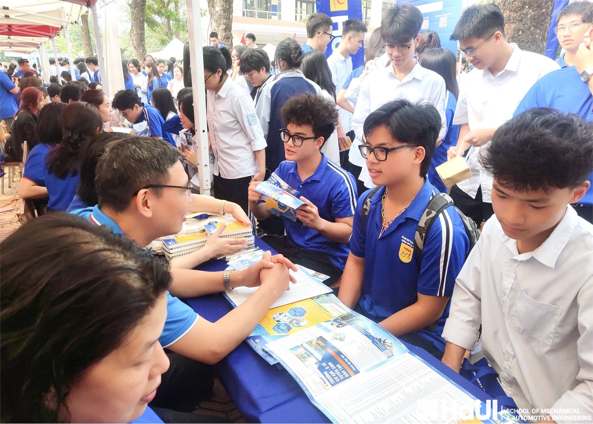 Trường Cơ khí – Ô tô, HaUI tư vấn tuyển sinh chuyên sâu tại THPT Đại Mỗ, định hướng tương lai cùng khối ngành công nghệ, kỹ thuật