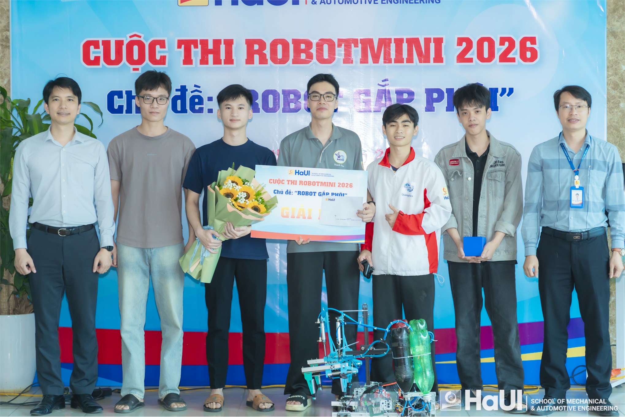 Chung kết cuộc thi Robot mini “Robot gắp phôi” 2026: Bùng nổ sáng tạo, khẳng định bản lĩnh sinh viên Trường Cơ khí – Ô tô