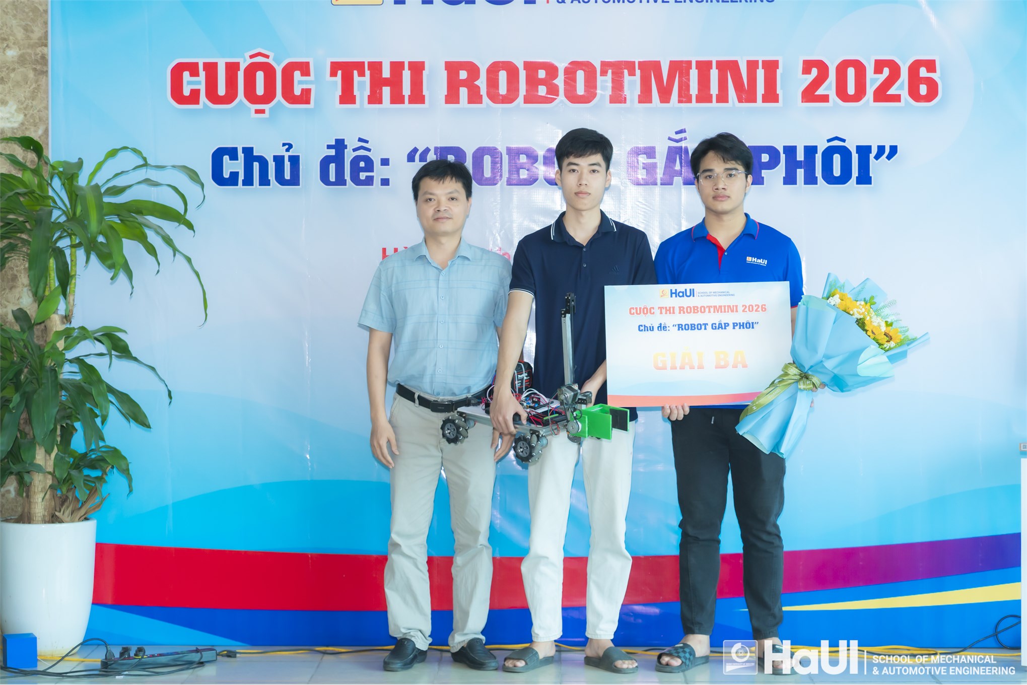 Chung kết cuộc thi Robot mini “Robot gắp phôi” 2026: Bùng nổ sáng tạo, khẳng định bản lĩnh sinh viên Trường Cơ khí – Ô tô