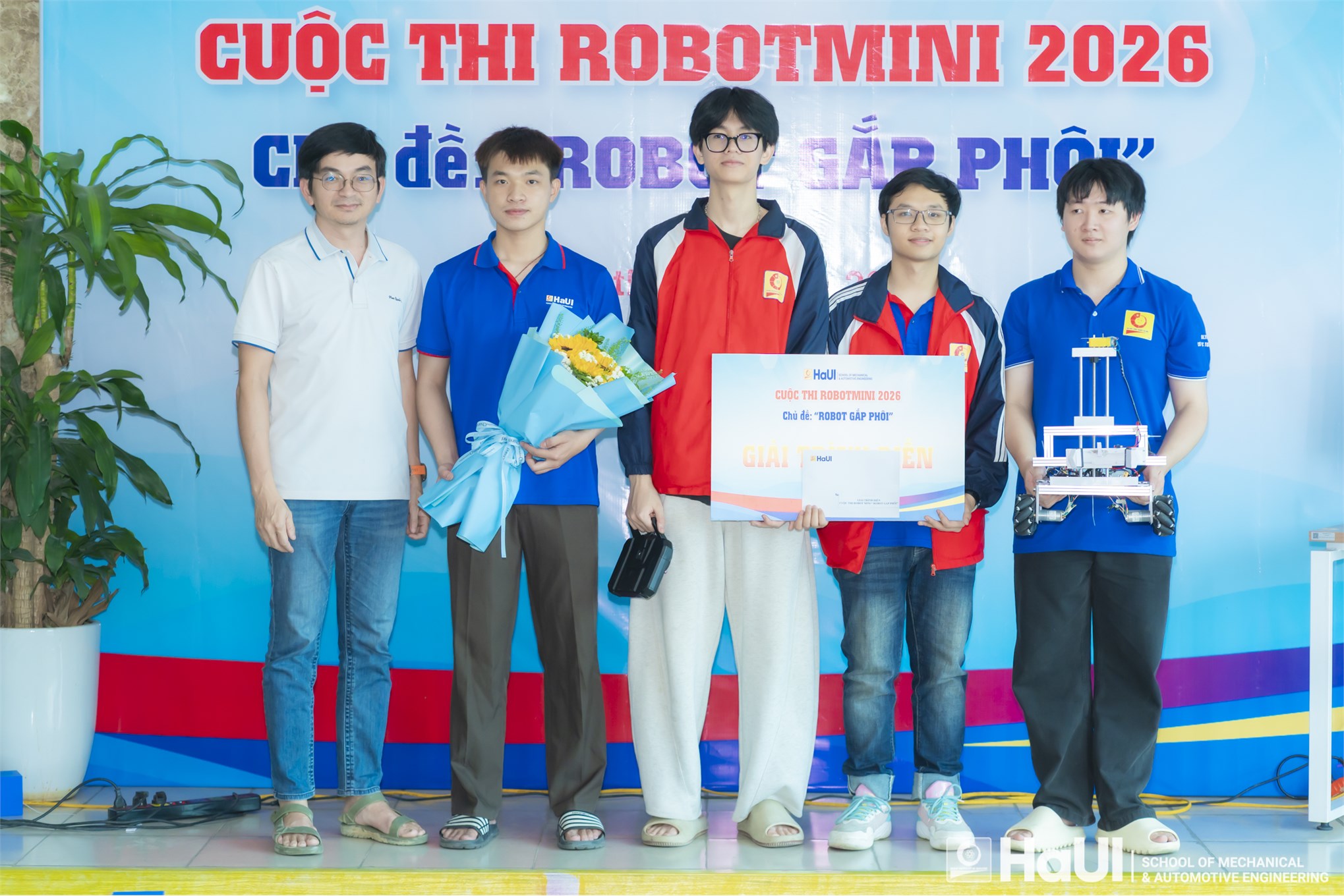 Chung kết cuộc thi Robot mini “Robot gắp phôi” 2026: Bùng nổ sáng tạo, khẳng định bản lĩnh sinh viên Trường Cơ khí – Ô tô