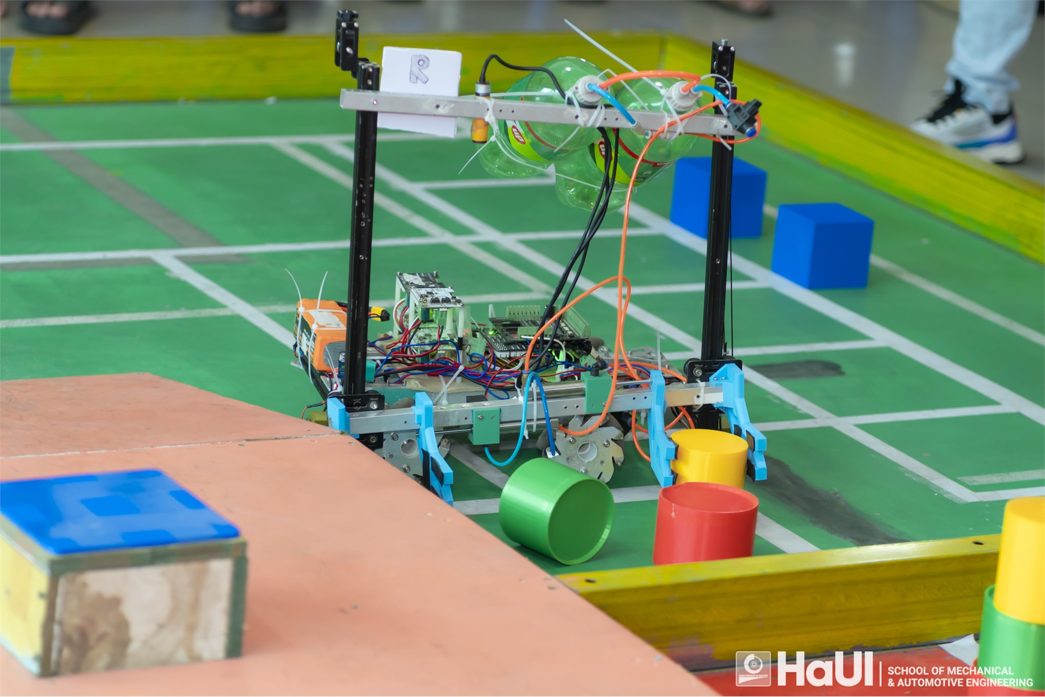 Chung kết cuộc thi Robot mini “Robot gắp phôi” 2026: Bùng nổ sáng tạo, khẳng định bản lĩnh sinh viên Trường Cơ khí – Ô tô