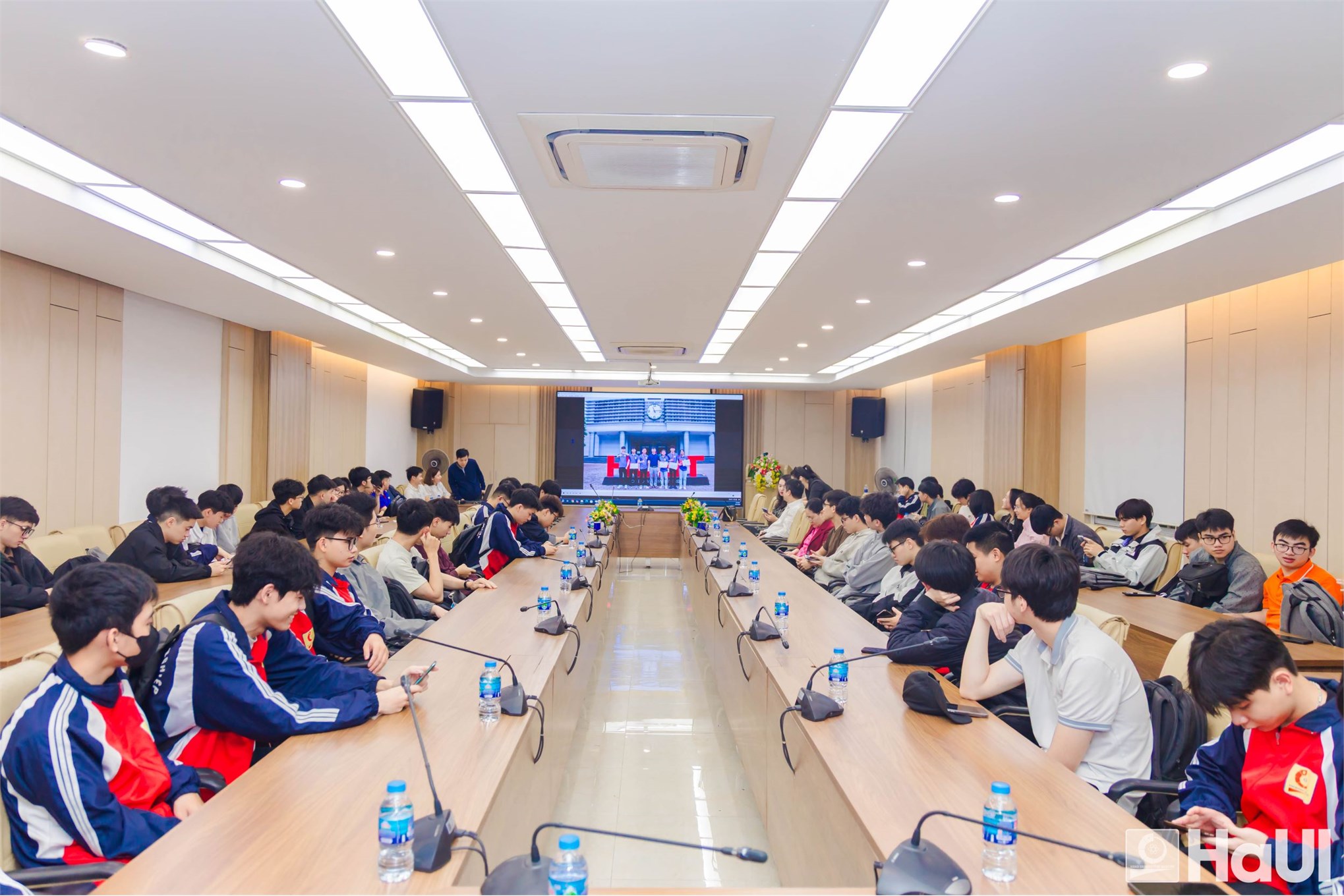 Students of the School of Mechanical and Automotive Engineering, HaUI Determined to Conquer the 2026 Mechanics Olympiad