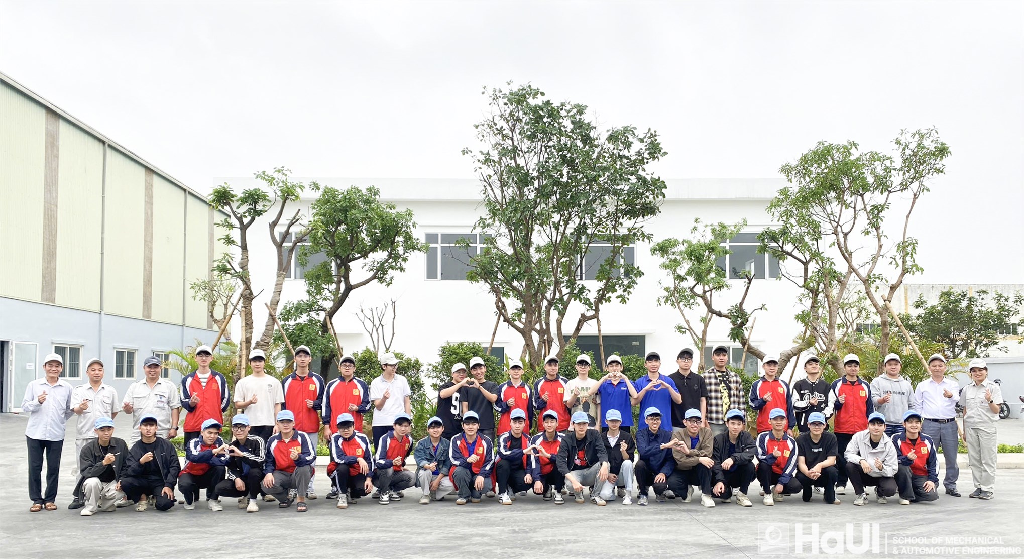 Students of the School of Mechanical and Automotive Engineering visit and experience enterprises