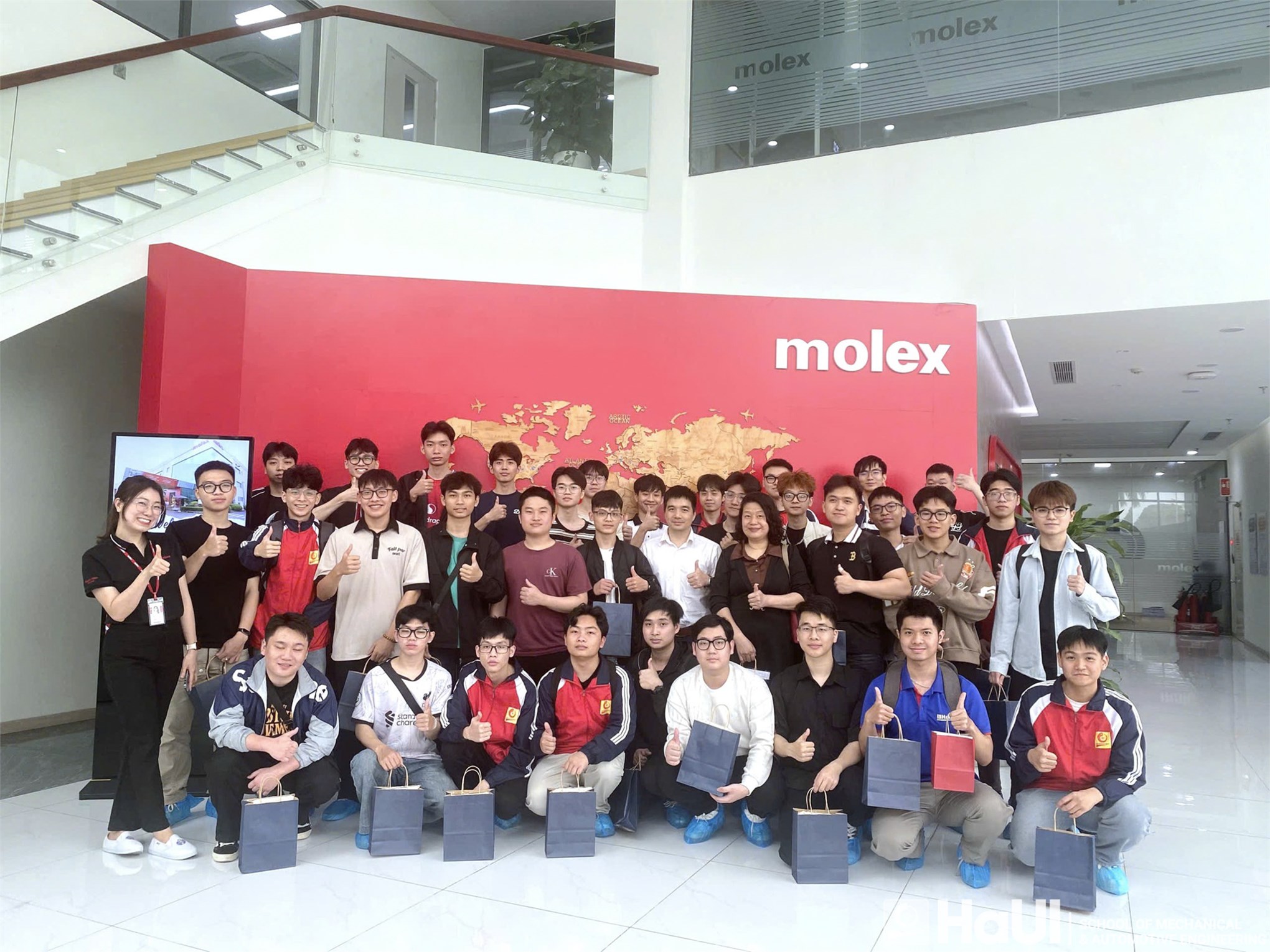 Students of the School of Mechanical and Automotive Engineering visit and experience enterprises