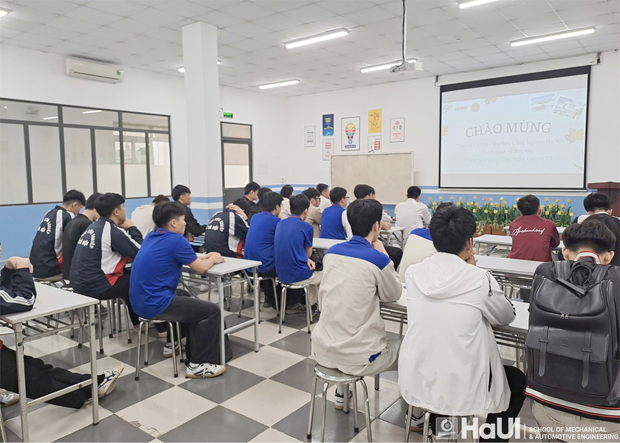 Students of the School of Mechanical and Automotive Engineering visit and experience enterprises