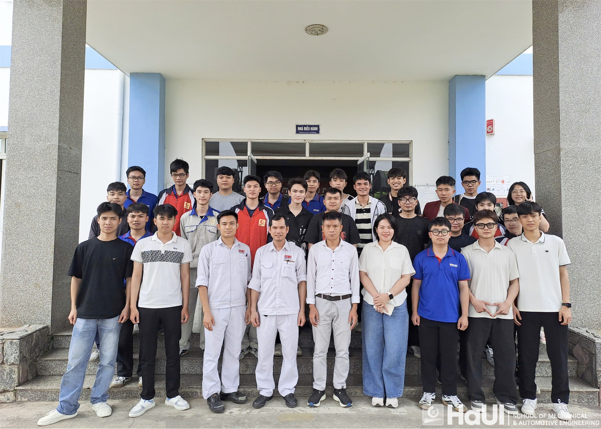 Students of the School of Mechanical and Automotive Engineering visit and experience enterprises