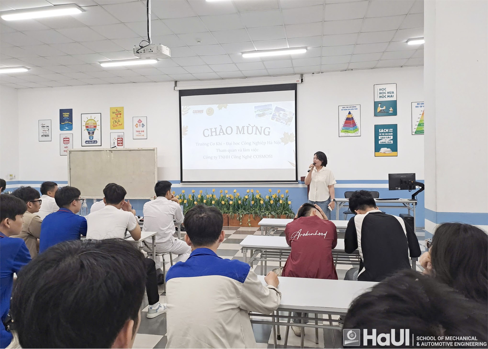 Students of the School of Mechanical and Automotive Engineering visit and experience enterprises