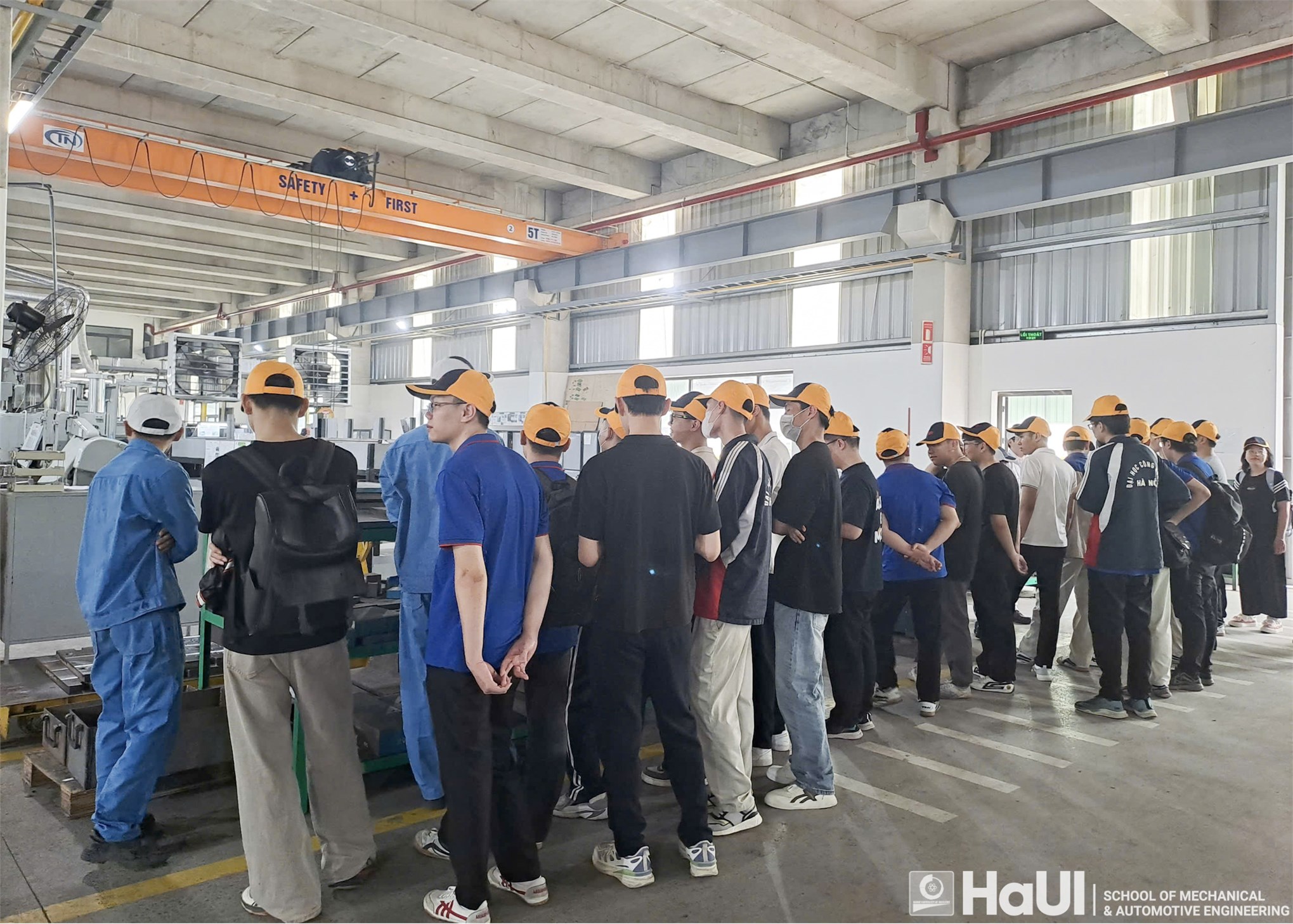 Students of the School of Mechanical and Automotive Engineering visit and experience enterprises
