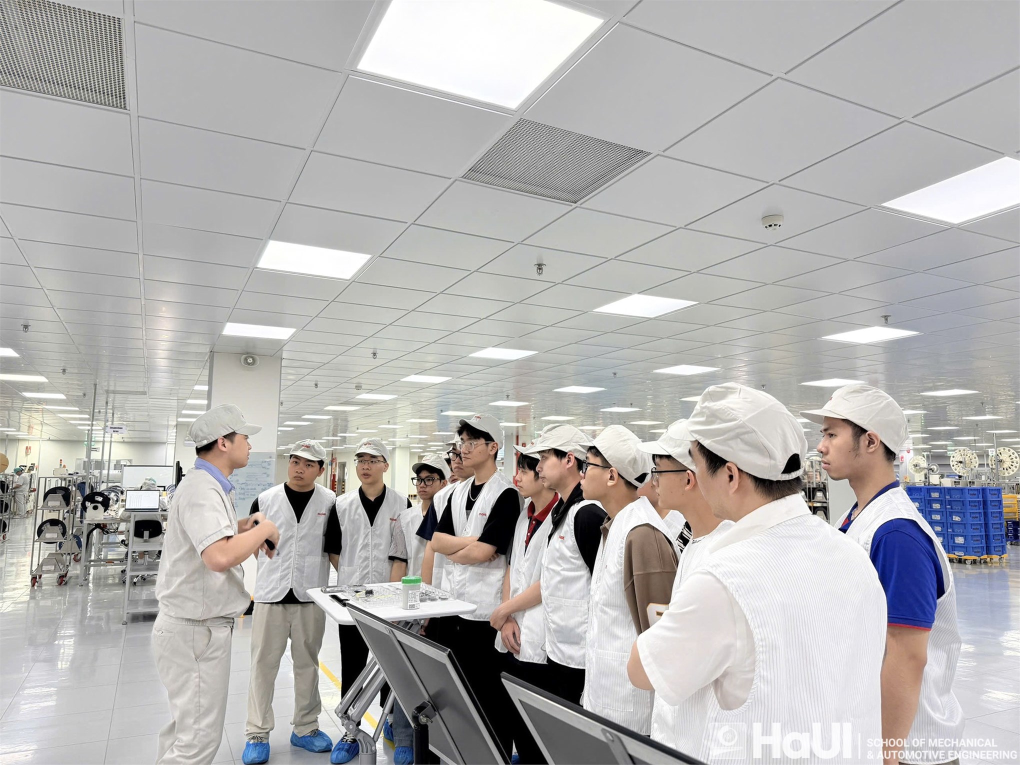 Students of the School of Mechanical and Automotive Engineering visit and experience enterprises