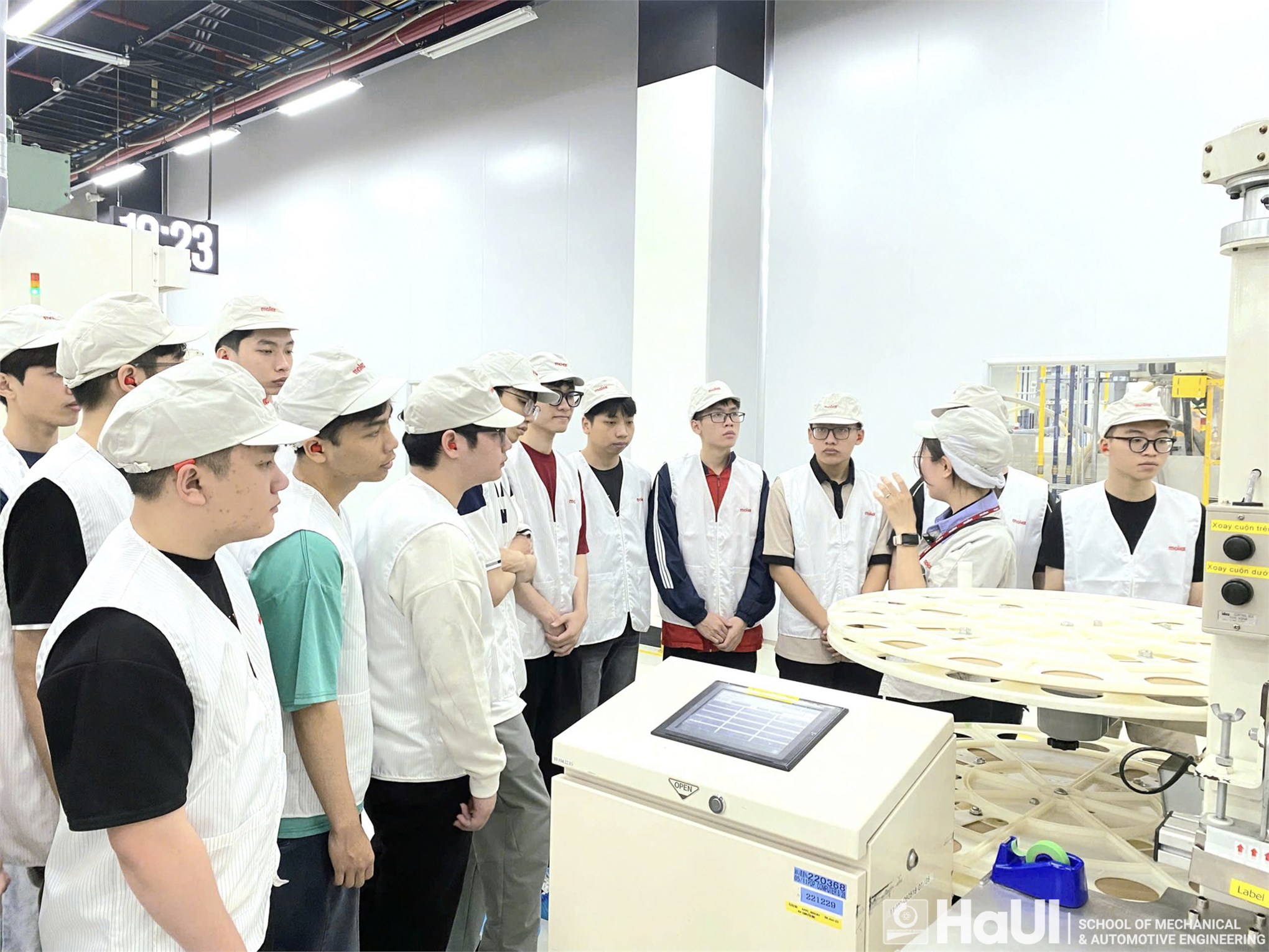 Students of the School of Mechanical and Automotive Engineering visit and experience enterprises