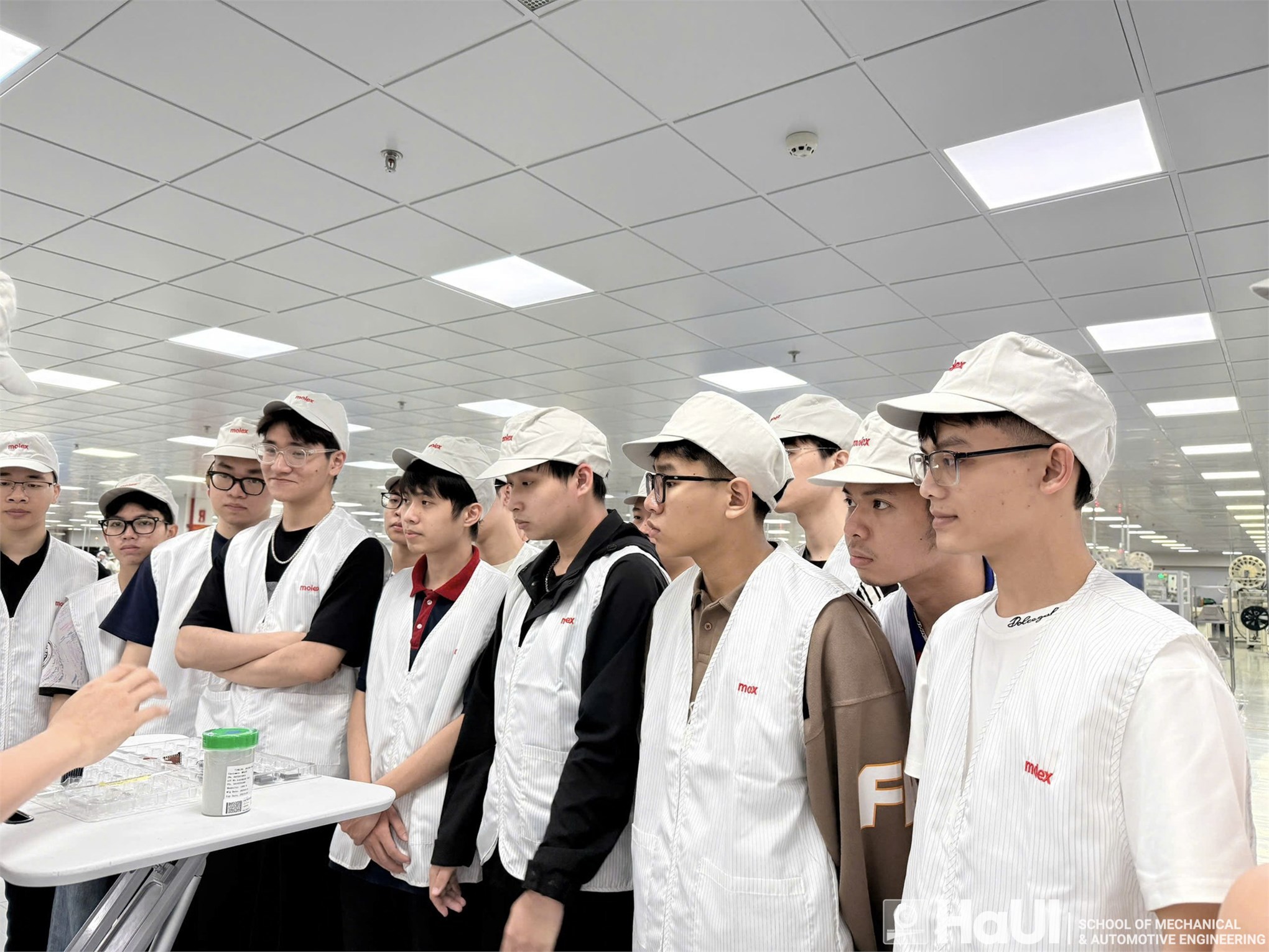 Students of the School of Mechanical and Automotive Engineering visit and experience enterprises