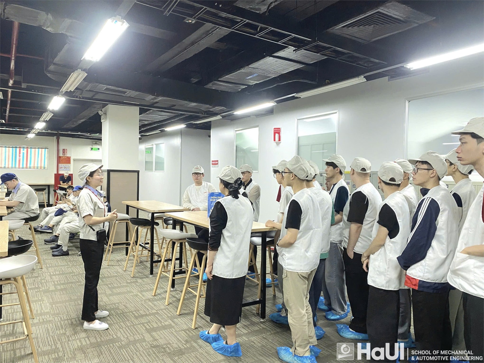 Students of the School of Mechanical and Automotive Engineering visit and experience enterprises